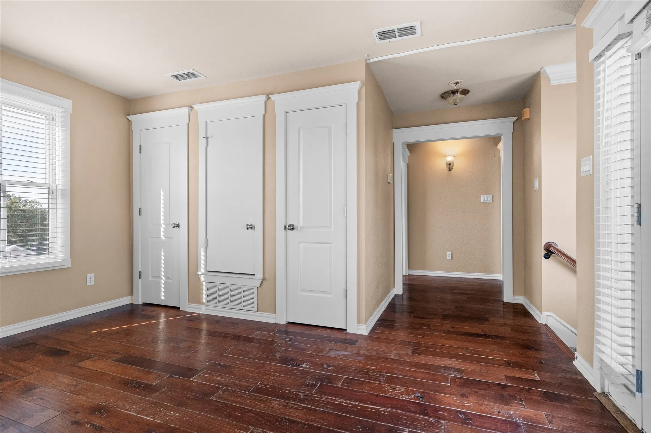 Single Family Residence For Sale in Dallas County , 1906 Malone Cliff View, Dallas, Texas 75208, 1 Bedroom, 2 Bathroom, 1 Garage spaces, 1,270 Sqft, built in 2011, mls#21403235, Real Estate Agent in Dallas, Homes For Sale in Dallas county, Homes For Sale in Dallas, Realtor in Dallas Texas, Real Estate Brokerage Independent Realty Texas, Luminita Cordes Realtor