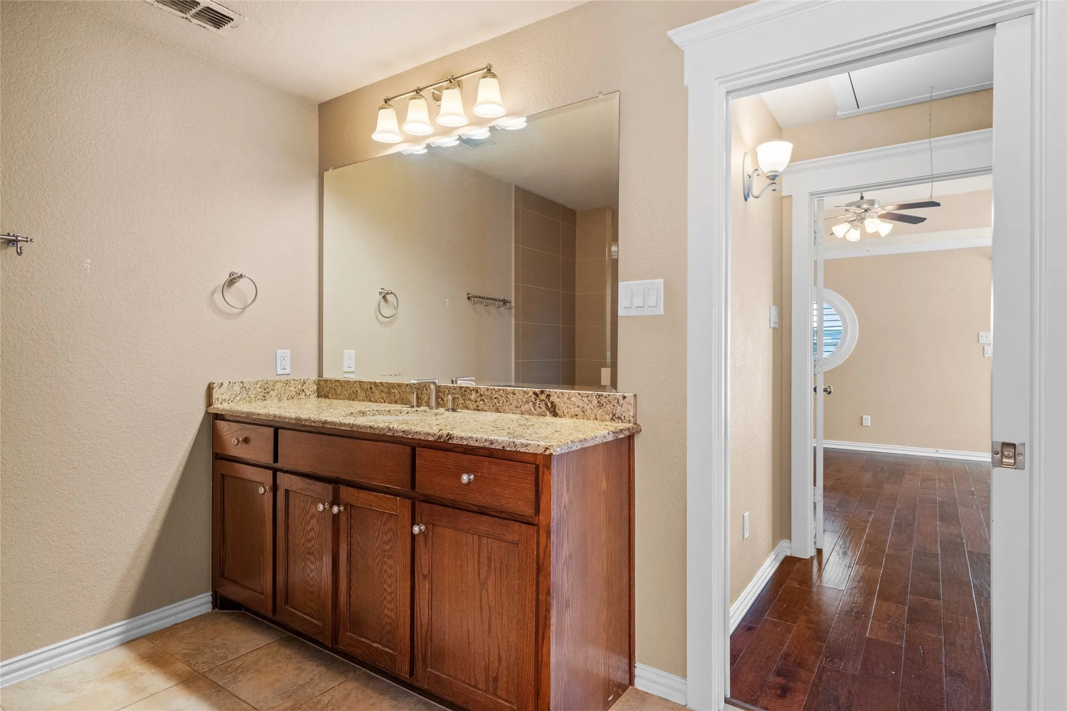 Single Family Residence For Sale in Dallas County , 1906 Malone Cliff View, Dallas, Texas 75208, 1 Bedroom, 2 Bathroom, 1 Garage spaces, 1,270 Sqft, built in 2011, mls#21403235, Real Estate Agent in Dallas, Homes For Sale in Dallas county, Homes For Sale in Dallas, Realtor in Dallas Texas, Real Estate Brokerage Independent Realty Texas, Luminita Cordes Realtor