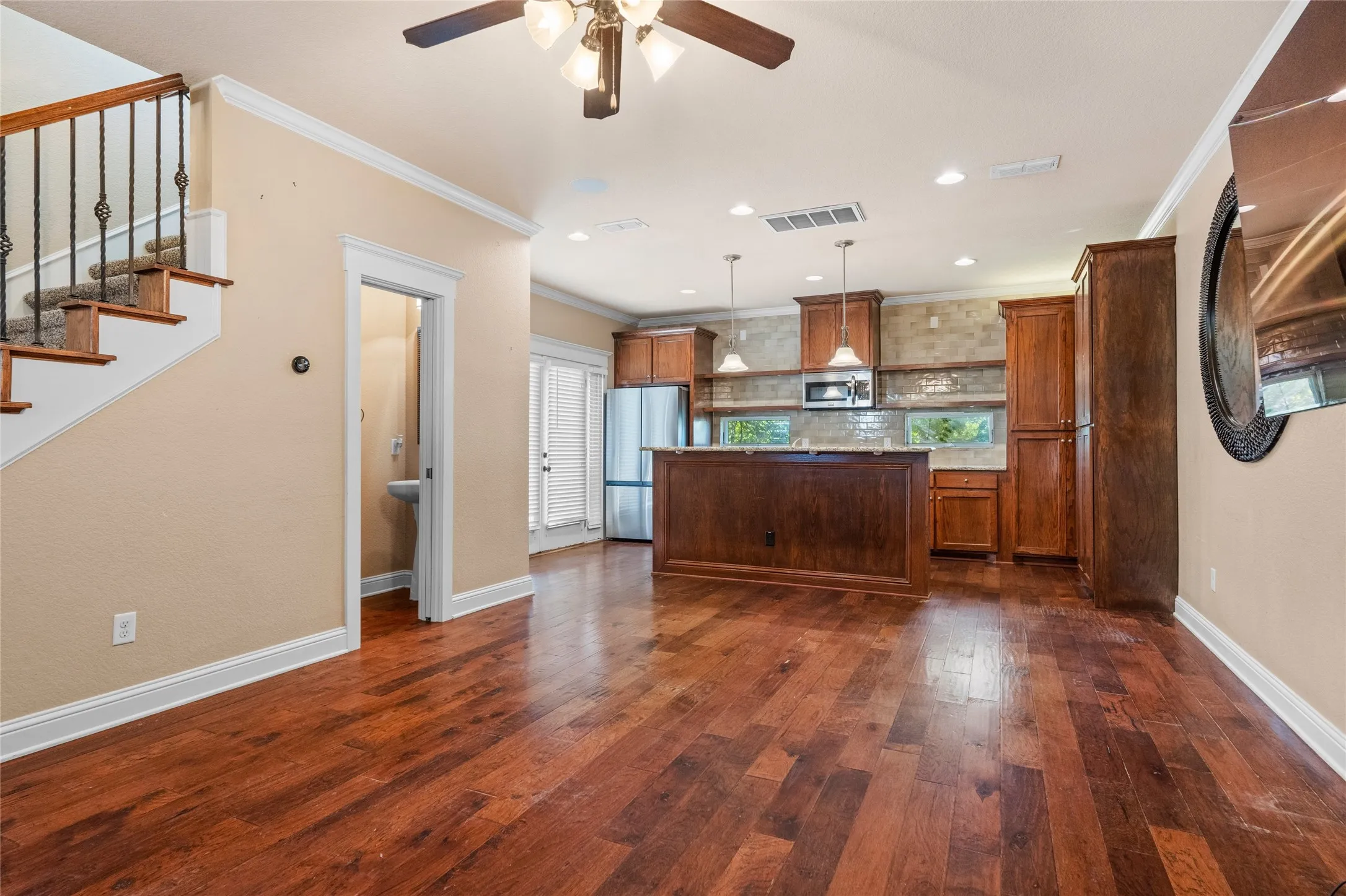 Single Family Residence For Sale in Dallas County , 1906 Malone Cliff View, Dallas, Texas 75208, 1 Bedroom, 2 Bathroom, 1 Garage spaces, 1,270 Sqft, built in 2011, mls#21403235, Real Estate Agent in Dallas, Homes For Sale in Dallas county, Homes For Sale in Dallas, Realtor in Dallas Texas, Real Estate Brokerage Independent Realty Texas, Luminita Cordes Realtor