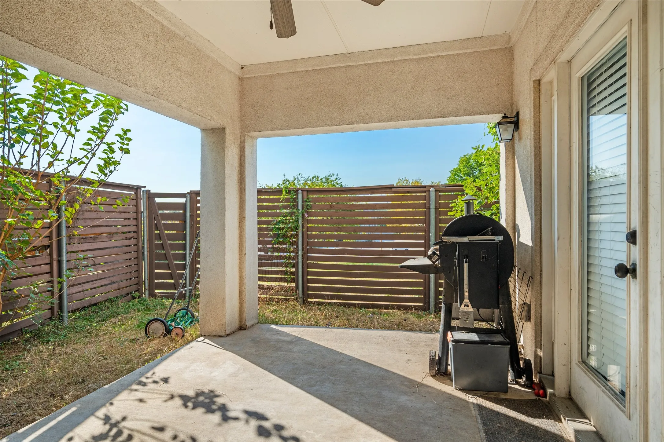 Single Family Residence For Sale in Dallas County , 1906 Malone Cliff View, Dallas, Texas 75208, 1 Bedroom, 2 Bathroom, 1 Garage spaces, 1,270 Sqft, built in 2011, mls#21403235, Real Estate Agent in Dallas, Homes For Sale in Dallas county, Homes For Sale in Dallas, Realtor in Dallas Texas, Real Estate Brokerage Independent Realty Texas, Luminita Cordes Realtor