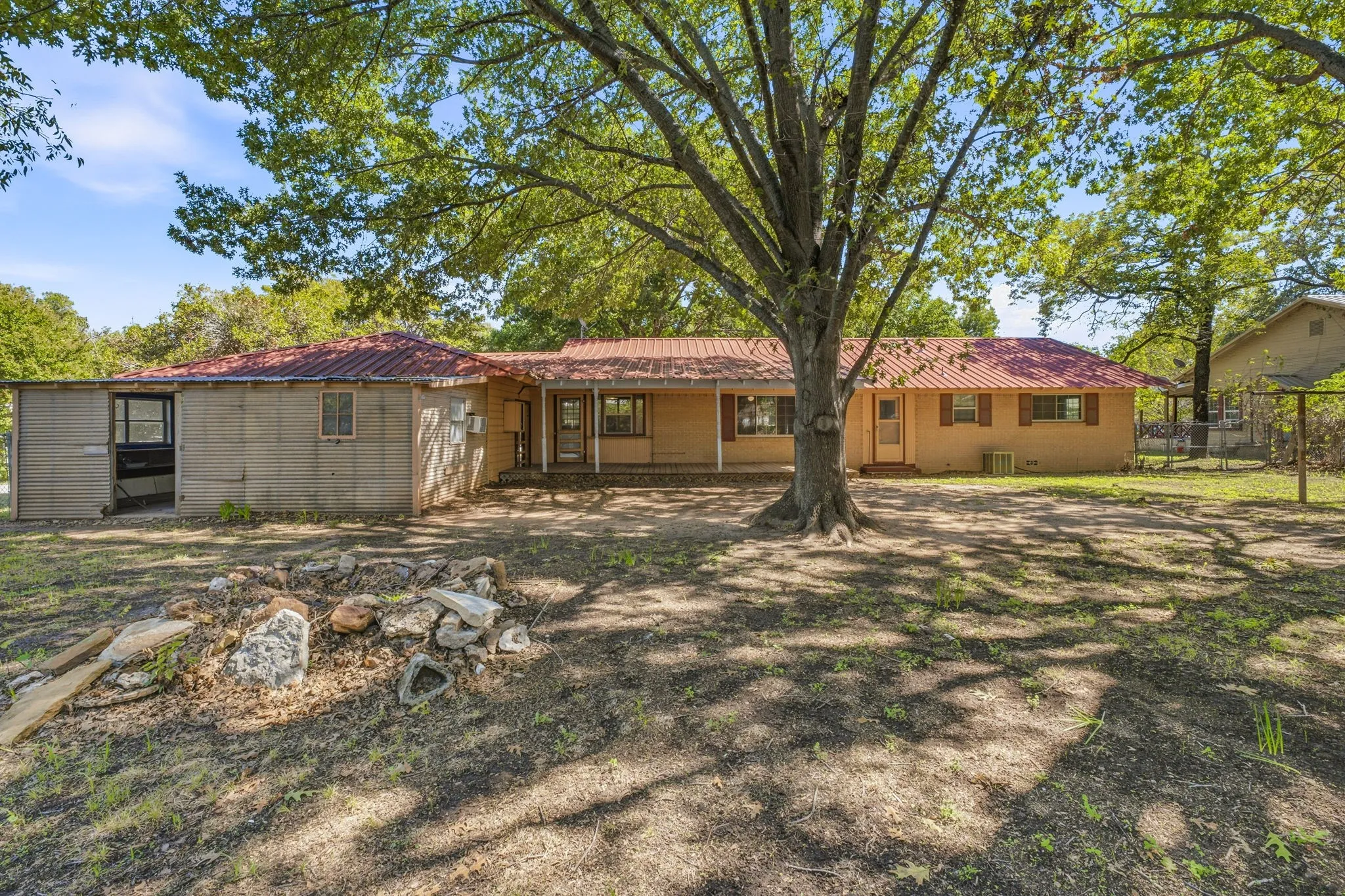 Single Family Residence For Sale in Comanche County , 608 S Austin Street, De Leon, Texas 76444, 3 Bedroom, 2 Bathroom, 2 Garage spaces, 1,688 Sqft, built in 1959, mls#21407512, Real Estate Agent in De Leon, Homes For Sale in Comanche county, Homes For Sale in De Leon, Realtor in De Leon Texas, Real Estate Brokerage Independent Realty Texas, Luminita Cordes Realtor
