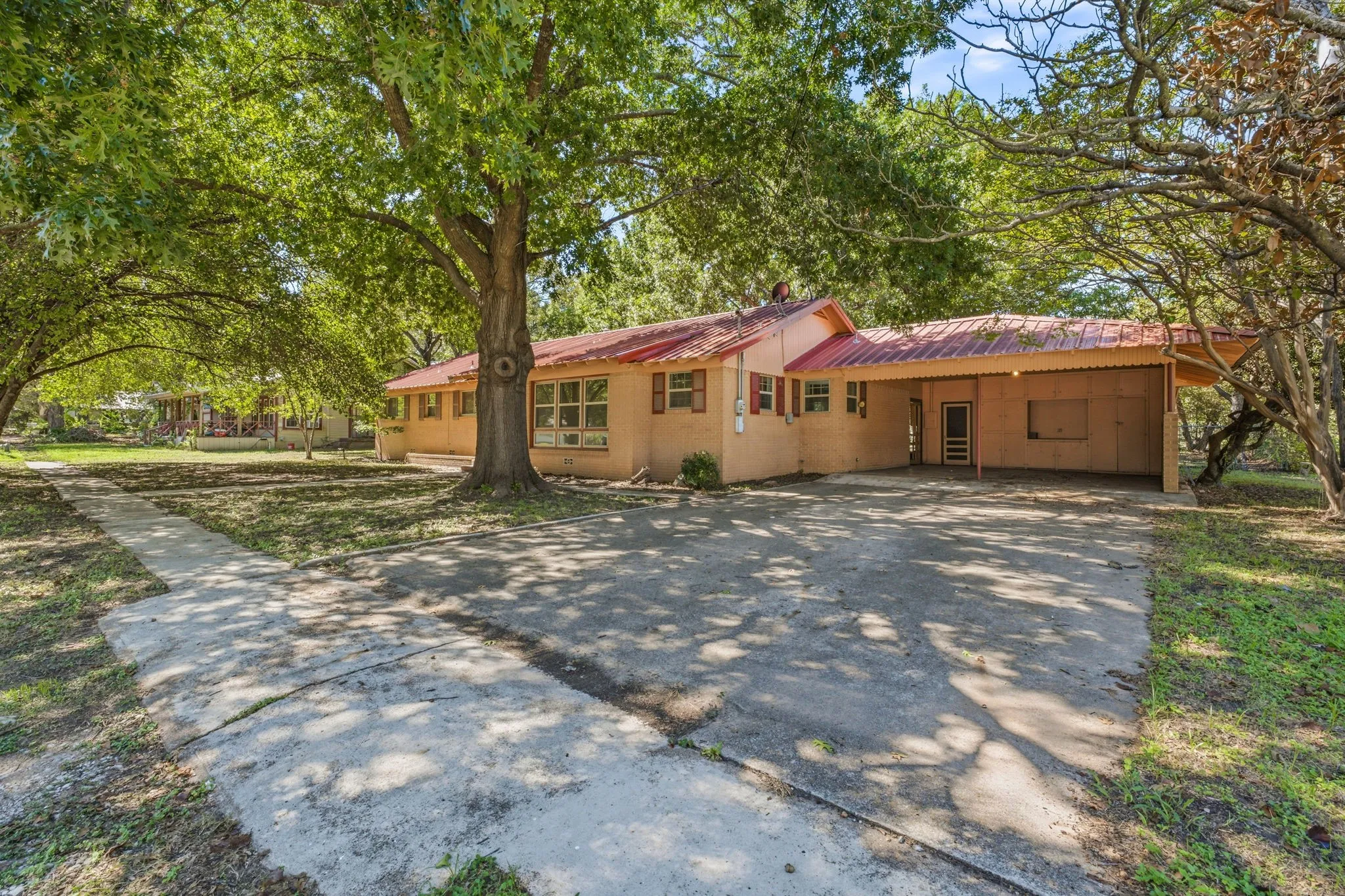 Single Family Residence For Sale in Comanche County , 608 S Austin Street, De Leon, Texas 76444, 3 Bedroom, 2 Bathroom, 2 Garage spaces, 1,688 Sqft, built in 1959, mls#21407512, Real Estate Agent in De Leon, Homes For Sale in Comanche county, Homes For Sale in De Leon, Realtor in De Leon Texas, Real Estate Brokerage Independent Realty Texas, Luminita Cordes Realtor