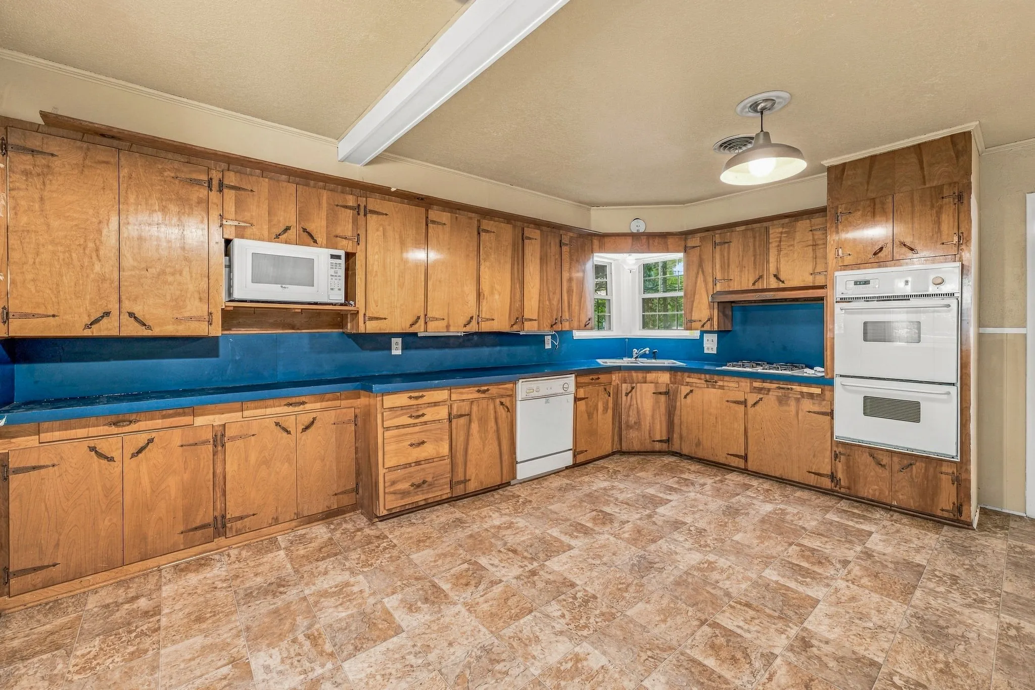 Single Family Residence For Sale in Comanche County , 608 S Austin Street, De Leon, Texas 76444, 3 Bedroom, 2 Bathroom, 2 Garage spaces, 1,688 Sqft, built in 1959, mls#21407512, Real Estate Agent in De Leon, Homes For Sale in Comanche county, Homes For Sale in De Leon, Realtor in De Leon Texas, Real Estate Brokerage Independent Realty Texas, Luminita Cordes Realtor