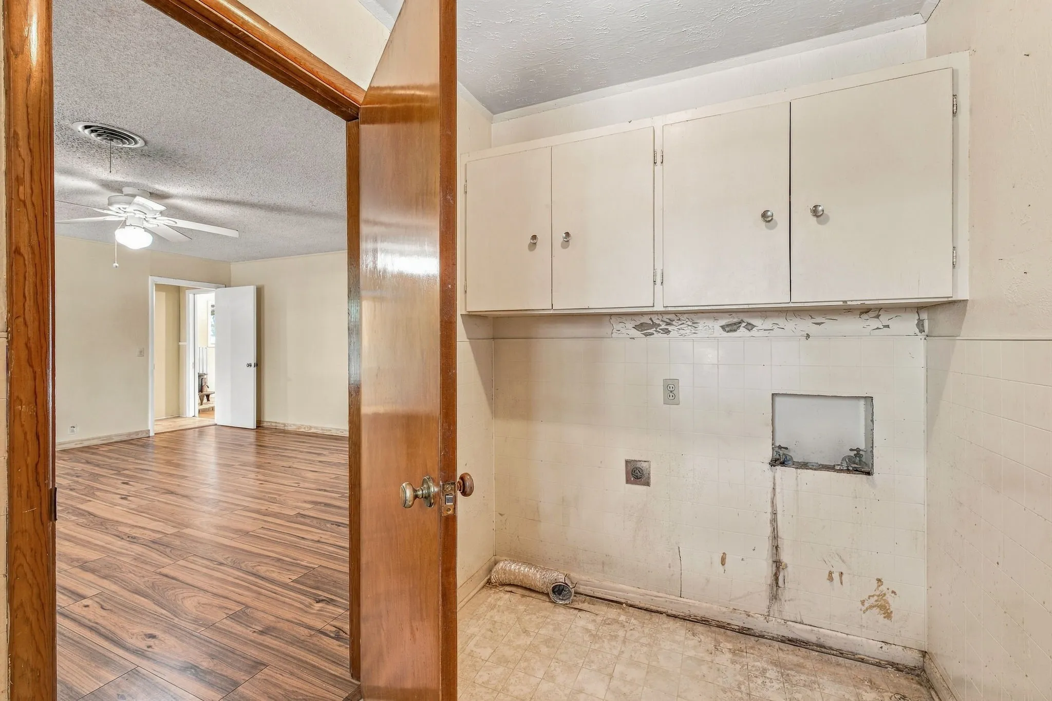 Single Family Residence For Sale in Comanche County , 608 S Austin Street, De Leon, Texas 76444, 3 Bedroom, 2 Bathroom, 2 Garage spaces, 1,688 Sqft, built in 1959, mls#21407512, Real Estate Agent in De Leon, Homes For Sale in Comanche county, Homes For Sale in De Leon, Realtor in De Leon Texas, Real Estate Brokerage Independent Realty Texas, Luminita Cordes Realtor
