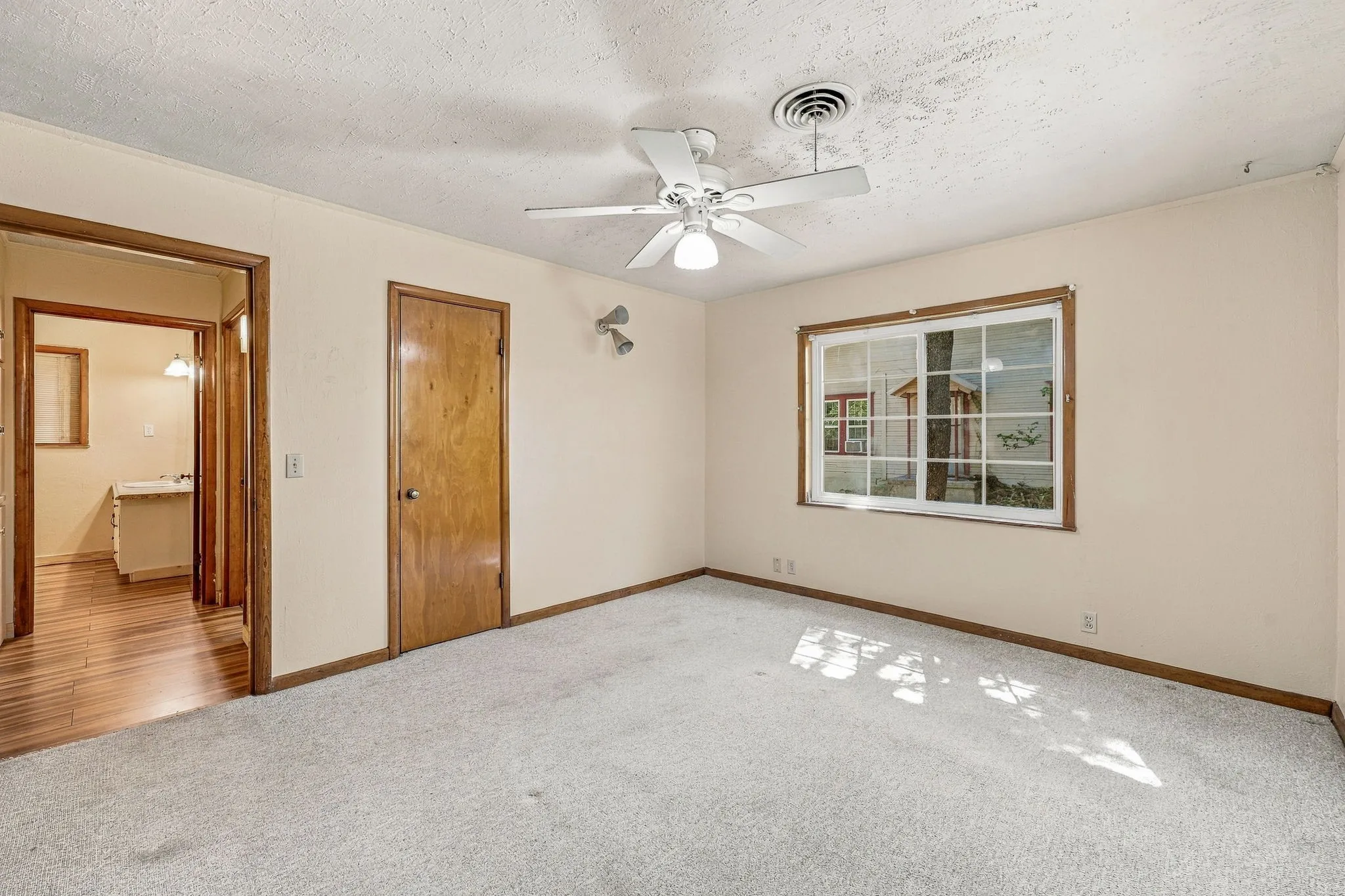 Single Family Residence For Sale in Comanche County , 608 S Austin Street, De Leon, Texas 76444, 3 Bedroom, 2 Bathroom, 2 Garage spaces, 1,688 Sqft, built in 1959, mls#21407512, Real Estate Agent in De Leon, Homes For Sale in Comanche county, Homes For Sale in De Leon, Realtor in De Leon Texas, Real Estate Brokerage Independent Realty Texas, Luminita Cordes Realtor