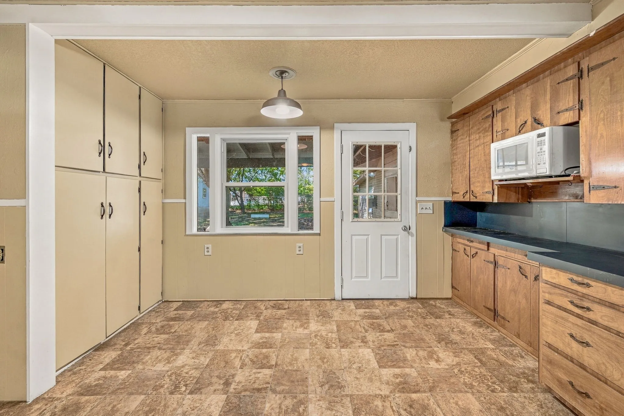 Single Family Residence For Sale in Comanche County , 608 S Austin Street, De Leon, Texas 76444, 3 Bedroom, 2 Bathroom, 2 Garage spaces, 1,688 Sqft, built in 1959, mls#21407512, Real Estate Agent in De Leon, Homes For Sale in Comanche county, Homes For Sale in De Leon, Realtor in De Leon Texas, Real Estate Brokerage Independent Realty Texas, Luminita Cordes Realtor