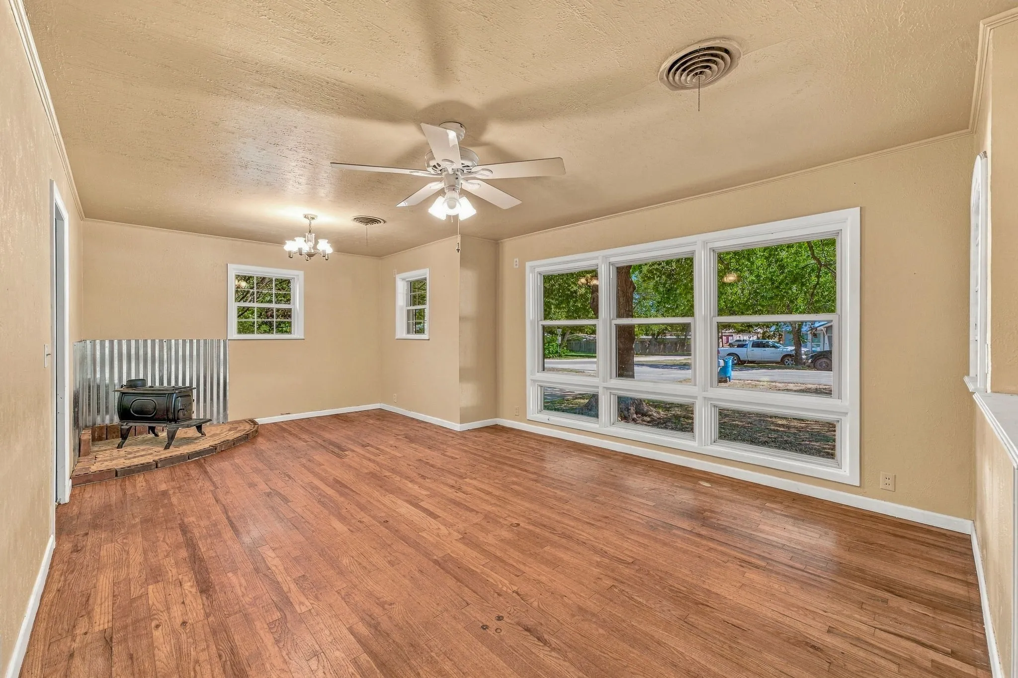 Single Family Residence For Sale in Comanche County , 608 S Austin Street, De Leon, Texas 76444, 3 Bedroom, 2 Bathroom, 2 Garage spaces, 1,688 Sqft, built in 1959, mls#21407512, Real Estate Agent in De Leon, Homes For Sale in Comanche county, Homes For Sale in De Leon, Realtor in De Leon Texas, Real Estate Brokerage Independent Realty Texas, Luminita Cordes Realtor