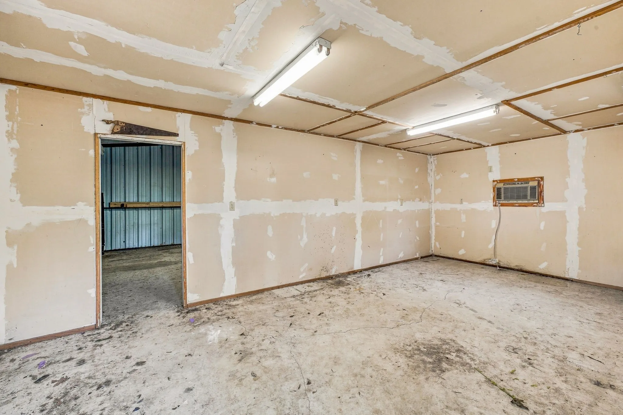 Single Family Residence For Sale in Comanche County , 608 S Austin Street, De Leon, Texas 76444, 3 Bedroom, 2 Bathroom, 2 Garage spaces, 1,688 Sqft, built in 1959, mls#21407512, Real Estate Agent in De Leon, Homes For Sale in Comanche county, Homes For Sale in De Leon, Realtor in De Leon Texas, Real Estate Brokerage Independent Realty Texas, Luminita Cordes Realtor