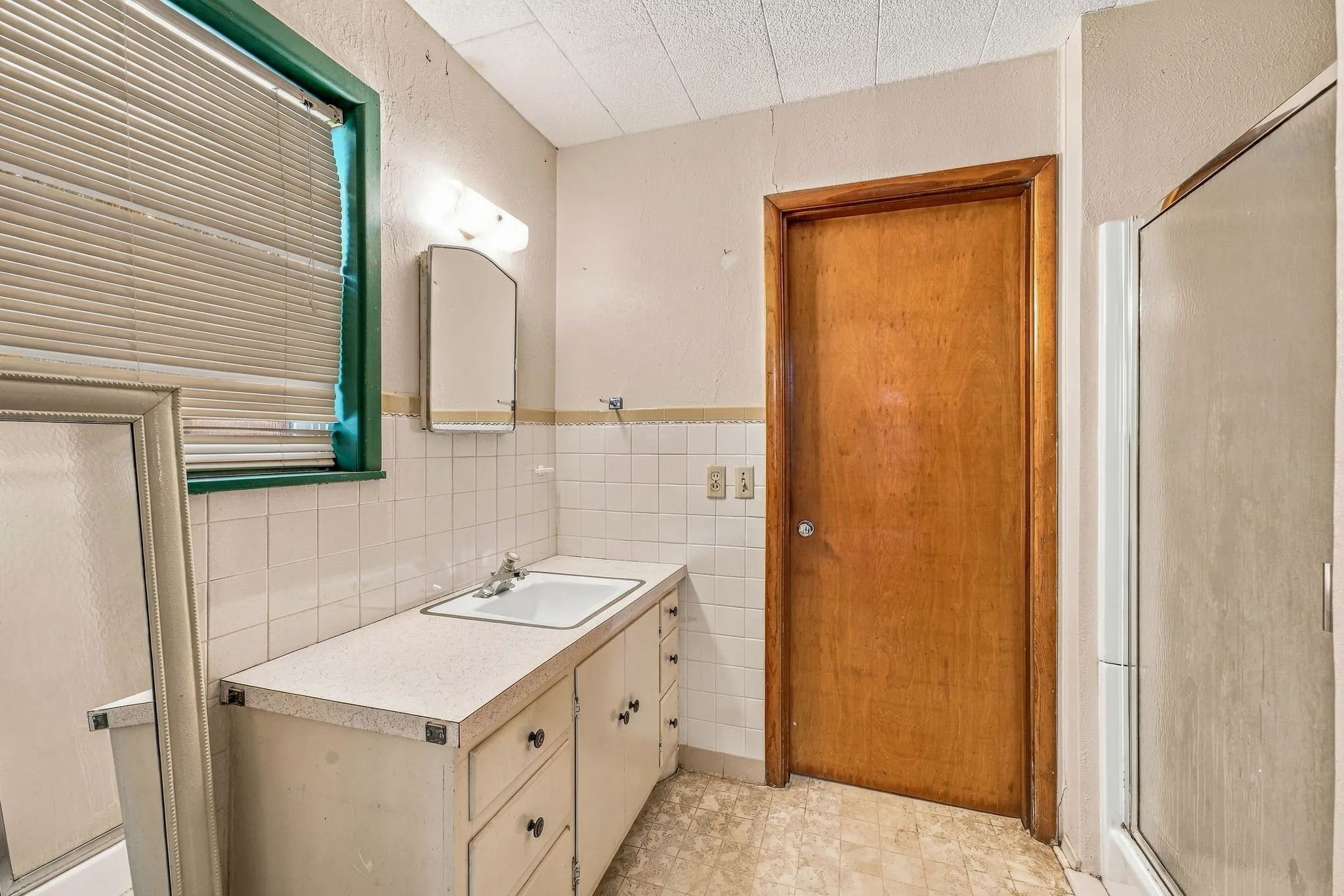 Single Family Residence For Sale in Comanche County , 608 S Austin Street, De Leon, Texas 76444, 3 Bedroom, 2 Bathroom, 2 Garage spaces, 1,688 Sqft, built in 1959, mls#21407512, Real Estate Agent in De Leon, Homes For Sale in Comanche county, Homes For Sale in De Leon, Realtor in De Leon Texas, Real Estate Brokerage Independent Realty Texas, Luminita Cordes Realtor