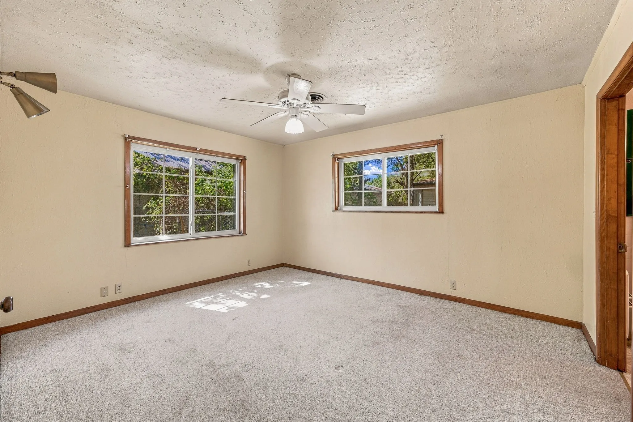 Single Family Residence For Sale in Comanche County , 608 S Austin Street, De Leon, Texas 76444, 3 Bedroom, 2 Bathroom, 2 Garage spaces, 1,688 Sqft, built in 1959, mls#21407512, Real Estate Agent in De Leon, Homes For Sale in Comanche county, Homes For Sale in De Leon, Realtor in De Leon Texas, Real Estate Brokerage Independent Realty Texas, Luminita Cordes Realtor