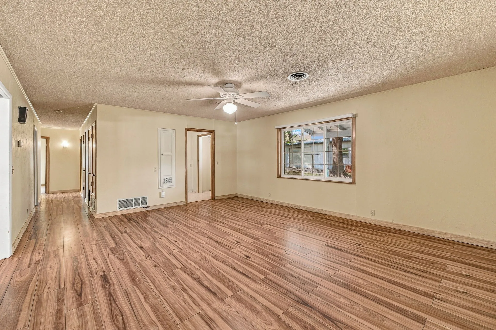 Single Family Residence For Sale in Comanche County , 608 S Austin Street, De Leon, Texas 76444, 3 Bedroom, 2 Bathroom, 2 Garage spaces, 1,688 Sqft, built in 1959, mls#21407512, Real Estate Agent in De Leon, Homes For Sale in Comanche county, Homes For Sale in De Leon, Realtor in De Leon Texas, Real Estate Brokerage Independent Realty Texas, Luminita Cordes Realtor
