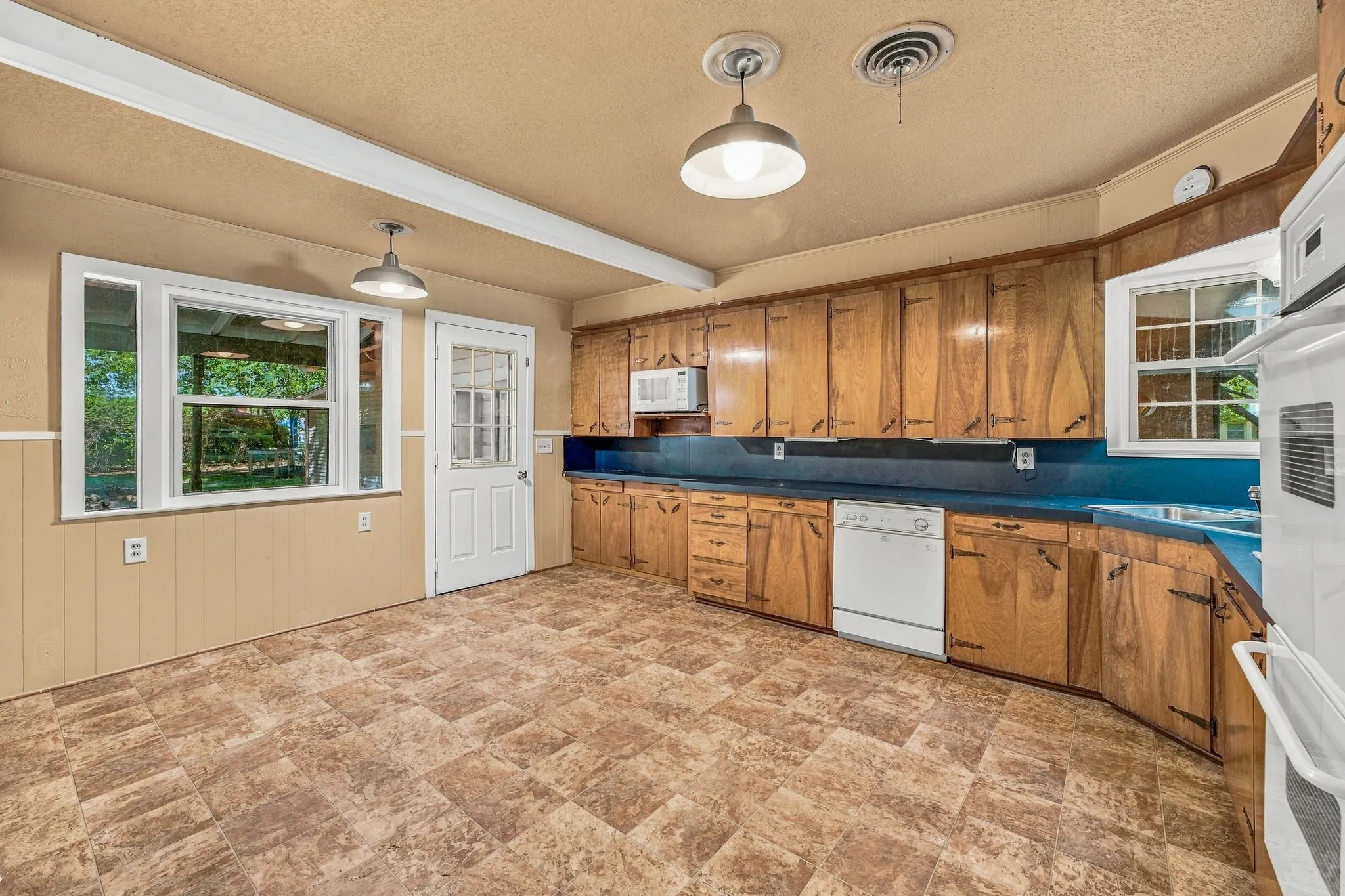 Single Family Residence For Sale in Comanche County , 608 S Austin Street, De Leon, Texas 76444, 3 Bedroom, 2 Bathroom, 2 Garage spaces, 1,688 Sqft, built in 1959, mls#21407512, Real Estate Agent in De Leon, Homes For Sale in Comanche county, Homes For Sale in De Leon, Realtor in De Leon Texas, Real Estate Brokerage Independent Realty Texas, Luminita Cordes Realtor