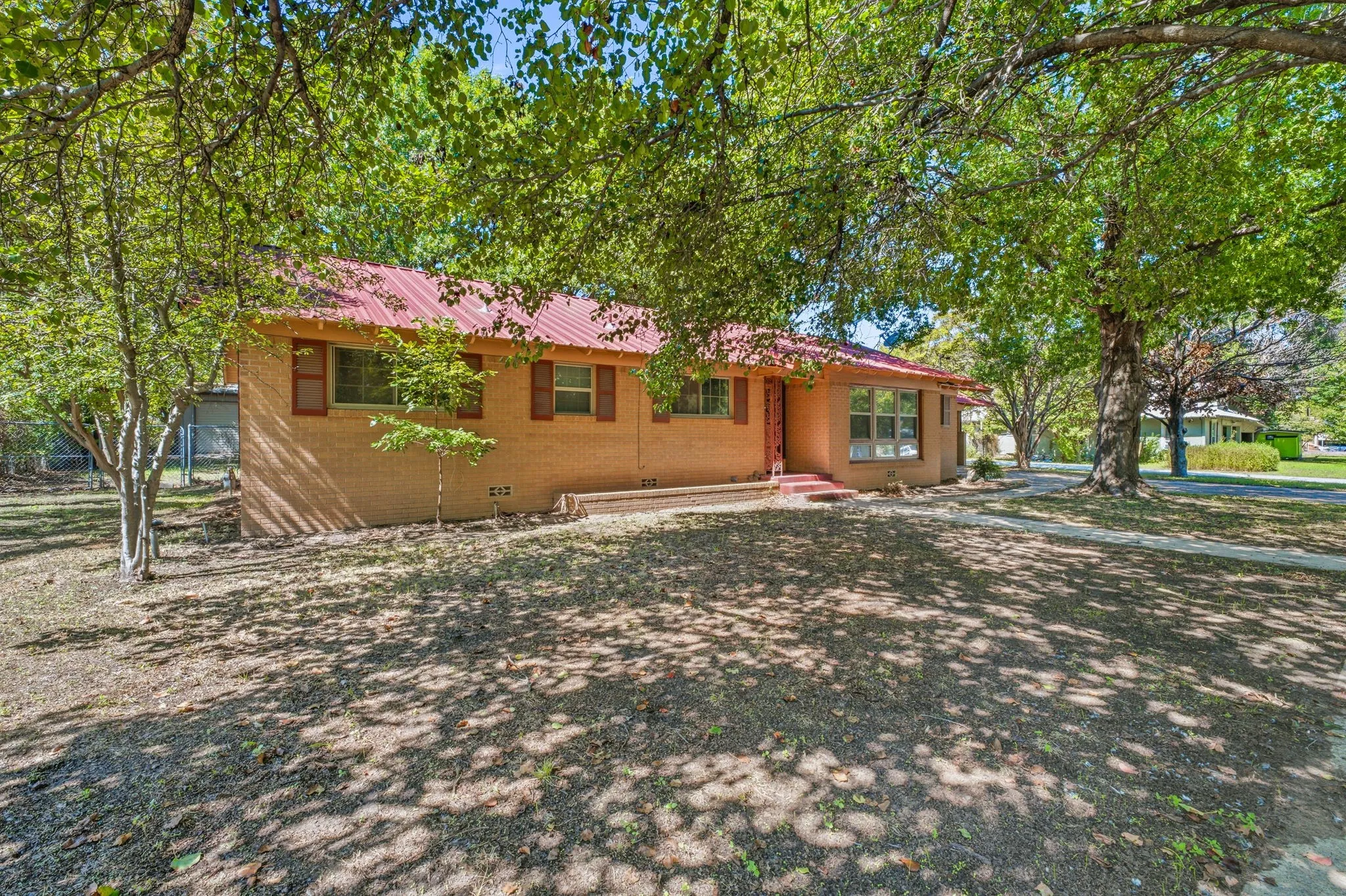 Single Family Residence For Sale in Comanche County , 608 S Austin Street, De Leon, Texas 76444, 3 Bedroom, 2 Bathroom, 2 Garage spaces, 1,688 Sqft, built in 1959, mls#21407512, Real Estate Agent in De Leon, Homes For Sale in Comanche county, Homes For Sale in De Leon, Realtor in De Leon Texas, Real Estate Brokerage Independent Realty Texas, Luminita Cordes Realtor