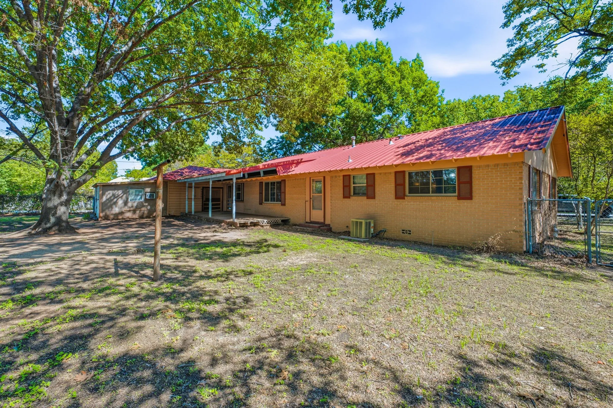 Single Family Residence For Sale in Comanche County , 608 S Austin Street, De Leon, Texas 76444, 3 Bedroom, 2 Bathroom, 2 Garage spaces, 1,688 Sqft, built in 1959, mls#21407512, Real Estate Agent in De Leon, Homes For Sale in Comanche county, Homes For Sale in De Leon, Realtor in De Leon Texas, Real Estate Brokerage Independent Realty Texas, Luminita Cordes Realtor