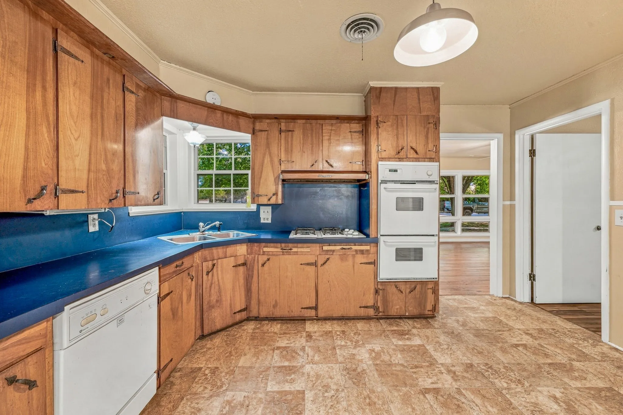 Single Family Residence For Sale in Comanche County , 608 S Austin Street, De Leon, Texas 76444, 3 Bedroom, 2 Bathroom, 2 Garage spaces, 1,688 Sqft, built in 1959, mls#21407512, Real Estate Agent in De Leon, Homes For Sale in Comanche county, Homes For Sale in De Leon, Realtor in De Leon Texas, Real Estate Brokerage Independent Realty Texas, Luminita Cordes Realtor