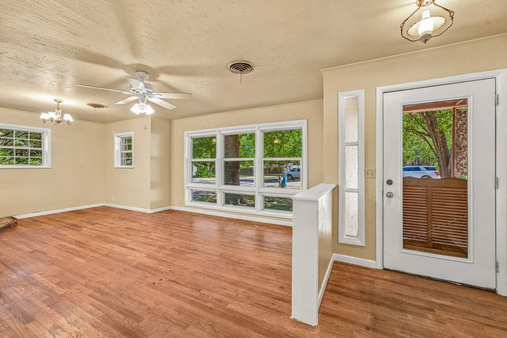 Single Family Residence For Sale in Comanche County , 608 S Austin Street, De Leon, Texas 76444, 3 Bedroom, 2 Bathroom, 2 Garage spaces, 1,688 Sqft, built in 1959, mls#21407512, Real Estate Agent in De Leon, Homes For Sale in Comanche county, Homes For Sale in De Leon, Realtor in De Leon Texas, Real Estate Brokerage Independent Realty Texas, Luminita Cordes Realtor