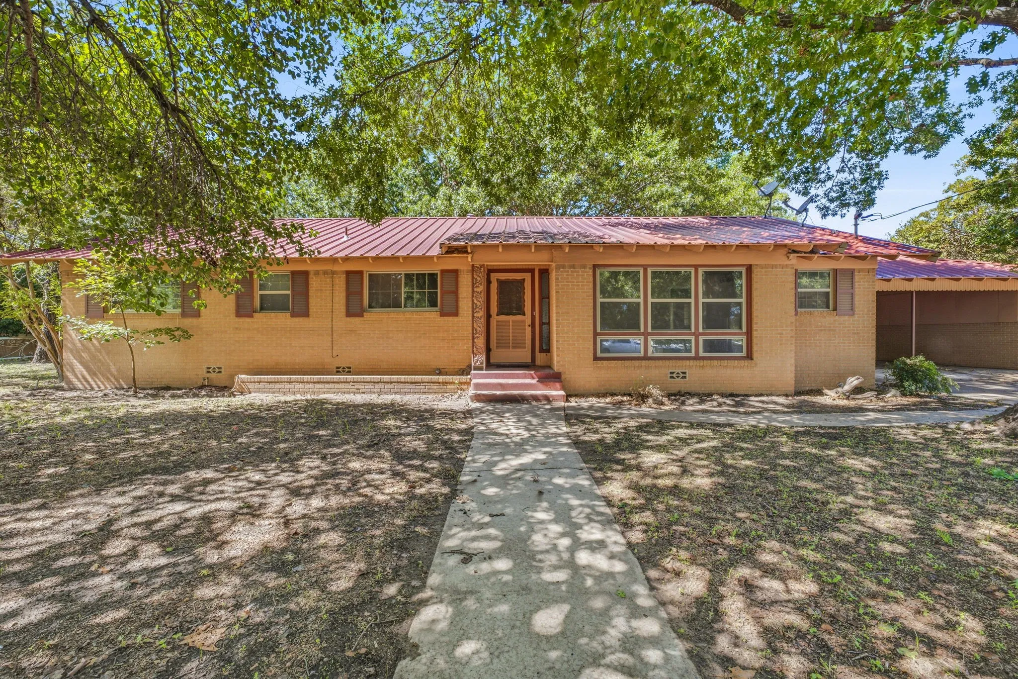 Single Family Residence For Sale in Comanche County , 608 S Austin Street, De Leon, Texas 76444, 3 Bedroom, 2 Bathroom, 2 Garage spaces, 1,688 Sqft, built in 1959, mls#21407512, Real Estate Agent in De Leon, Homes For Sale in Comanche county, Homes For Sale in De Leon, Realtor in De Leon Texas, Real Estate Brokerage Independent Realty Texas, Luminita Cordes Realtor