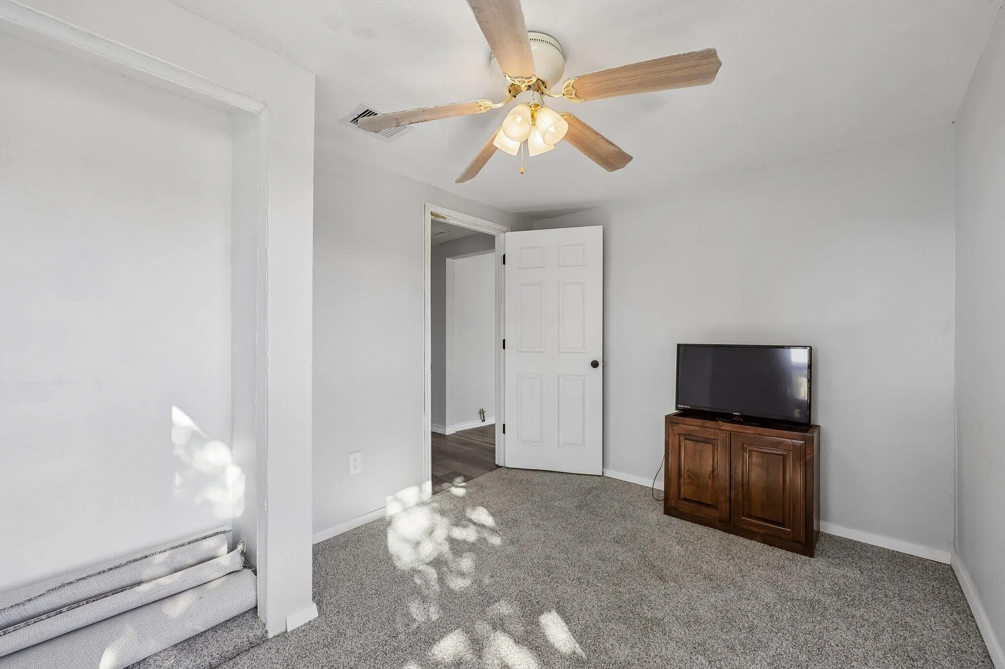 Single Family Residence For Sale in Tarrant County , 1724 Lloyd Avenue, Fort Worth, Texas 76105, 4 Bedroom, 2 Bathroom, Garage spaces, 1,416 Sqft, built in 1942, mls#21407783, Real Estate Agent in Fort Worth, Homes For Sale in Tarrant county, Homes For Sale in Fort Worth, Realtor in Fort Worth Texas, Real Estate Brokerage Independent Realty Texas, Luminita Cordes Realtor