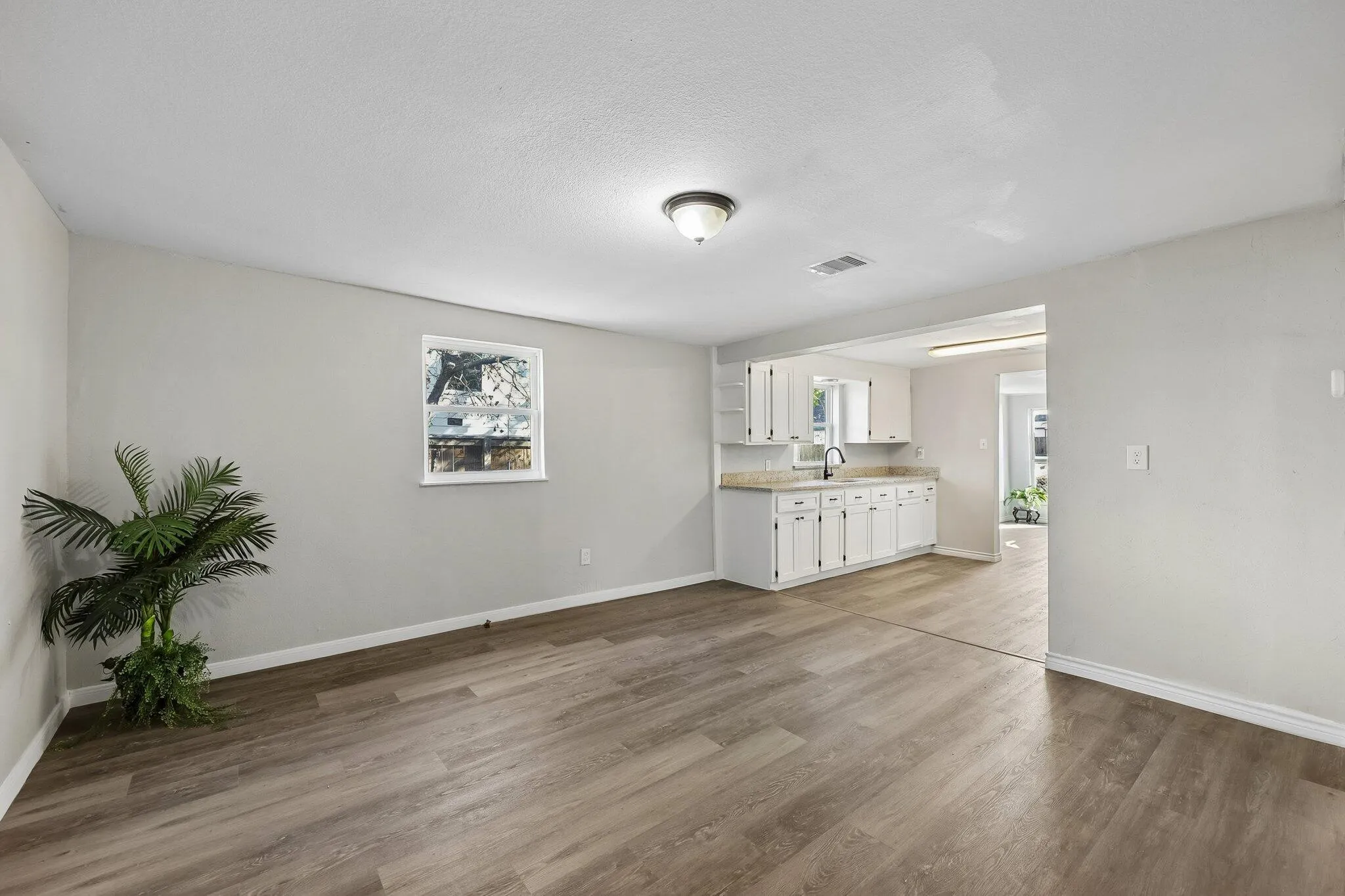Single Family Residence For Sale in Tarrant County , 1724 Lloyd Avenue, Fort Worth, Texas 76105, 4 Bedroom, 2 Bathroom, Garage spaces, 1,416 Sqft, built in 1942, mls#21407783, Real Estate Agent in Fort Worth, Homes For Sale in Tarrant county, Homes For Sale in Fort Worth, Realtor in Fort Worth Texas, Real Estate Brokerage Independent Realty Texas, Luminita Cordes Realtor