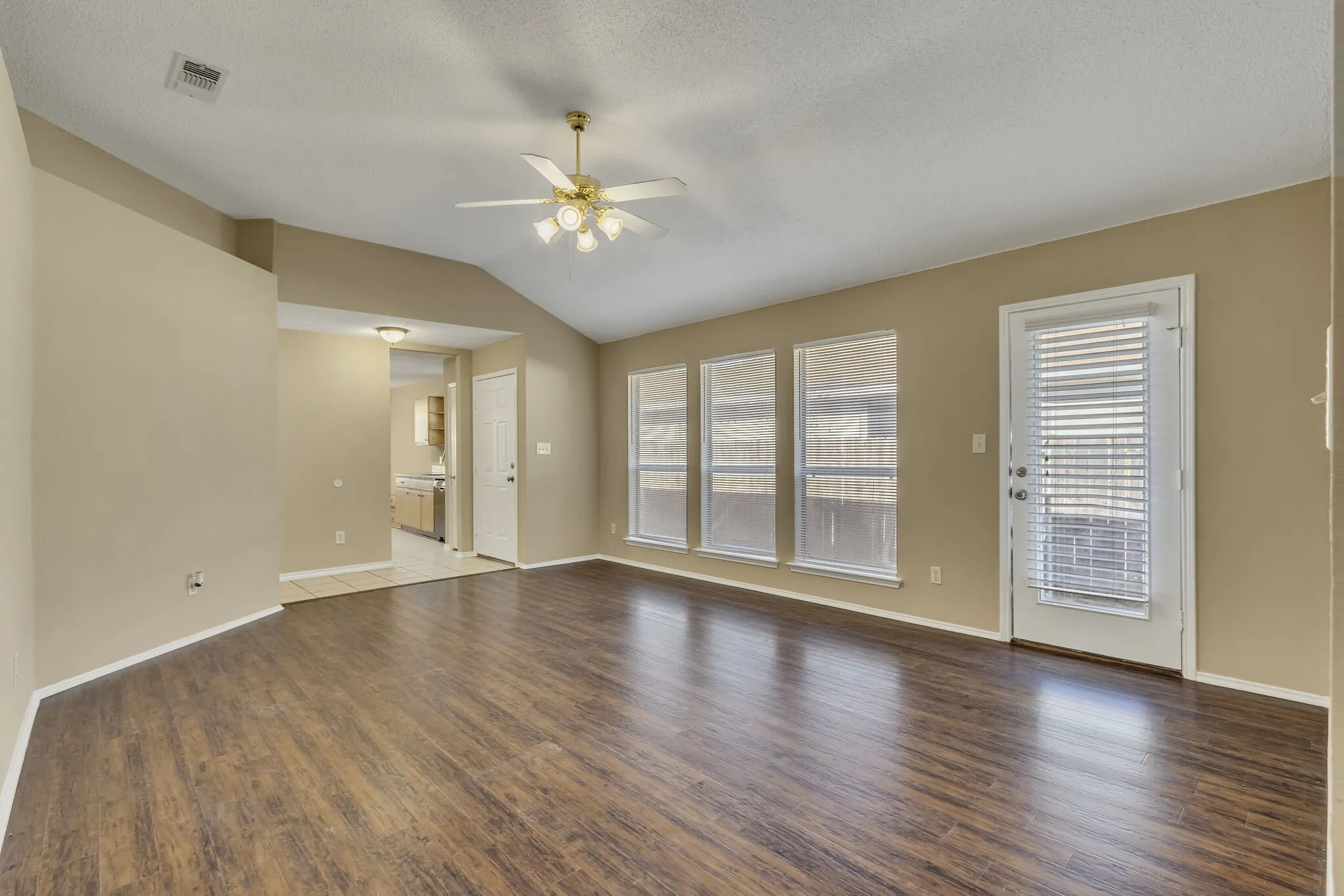 Single Family Residence For Rent in Denton County , 2920 Newport Avenue, Denton, Texas 76209, 3 Bedroom, 2 Bathroom, 2 Garage spaces, 1,375 Sqft, built in 2000, mls#21407771, Real Estate Agent in Denton, Homes For Rent in Denton county, Homes For Rent in Denton, Realtor in Denton Texas, Real Estate Brokerage Independent Realty Texas, Luminita Cordes Realtor