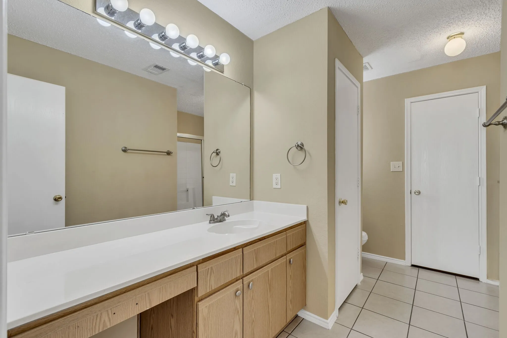 Single Family Residence For Rent in Denton County , 2920 Newport Avenue, Denton, Texas 76209, 3 Bedroom, 2 Bathroom, 2 Garage spaces, 1,375 Sqft, built in 2000, mls#21407771, Real Estate Agent in Denton, Homes For Rent in Denton county, Homes For Rent in Denton, Realtor in Denton Texas, Real Estate Brokerage Independent Realty Texas, Luminita Cordes Realtor