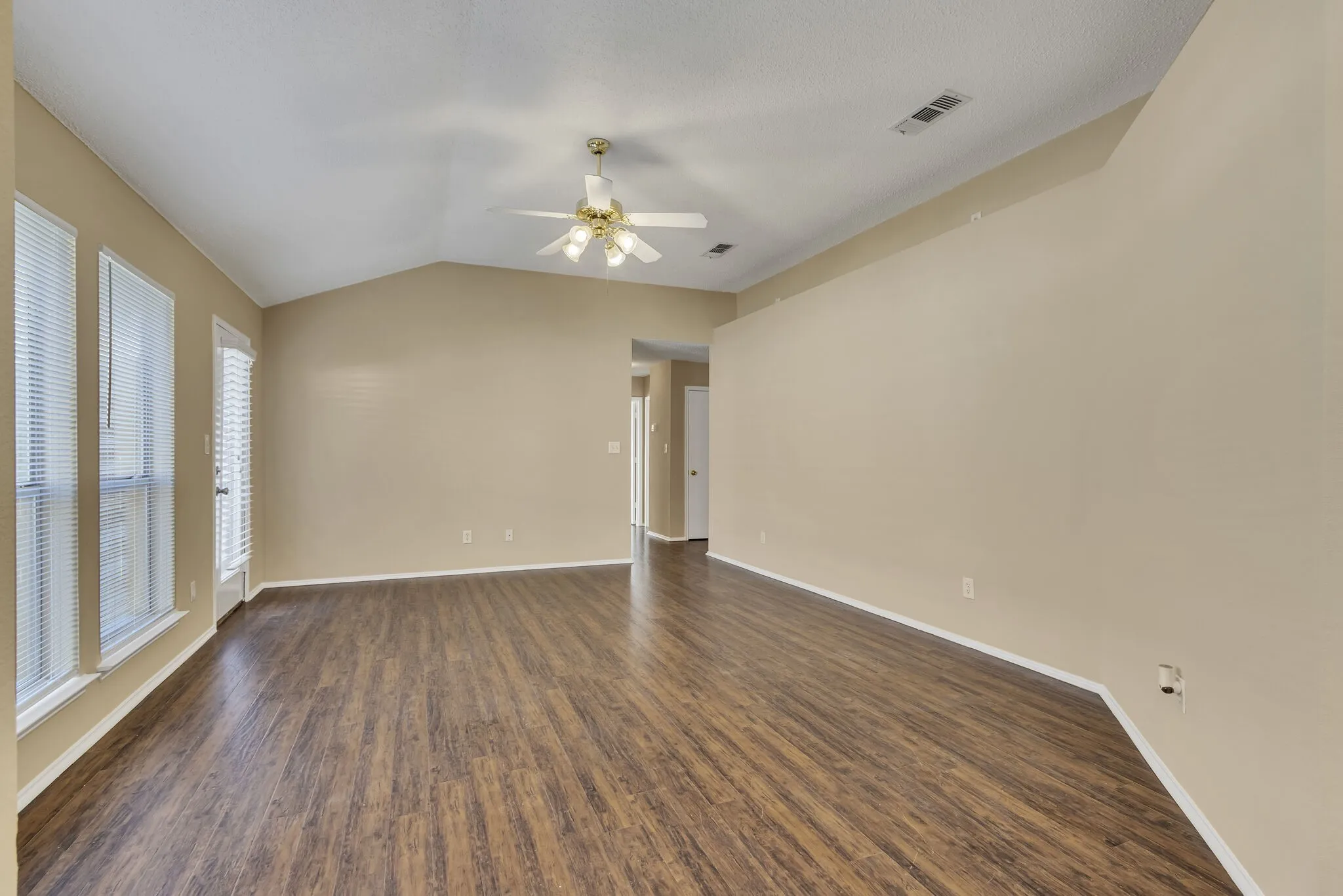 Single Family Residence For Rent in Denton County , 2920 Newport Avenue, Denton, Texas 76209, 3 Bedroom, 2 Bathroom, 2 Garage spaces, 1,375 Sqft, built in 2000, mls#21407771, Real Estate Agent in Denton, Homes For Rent in Denton county, Homes For Rent in Denton, Realtor in Denton Texas, Real Estate Brokerage Independent Realty Texas, Luminita Cordes Realtor