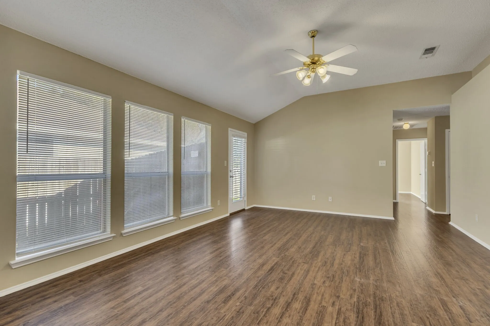 Single Family Residence For Rent in Denton County , 2920 Newport Avenue, Denton, Texas 76209, 3 Bedroom, 2 Bathroom, 2 Garage spaces, 1,375 Sqft, built in 2000, mls#21407771, Real Estate Agent in Denton, Homes For Rent in Denton county, Homes For Rent in Denton, Realtor in Denton Texas, Real Estate Brokerage Independent Realty Texas, Luminita Cordes Realtor