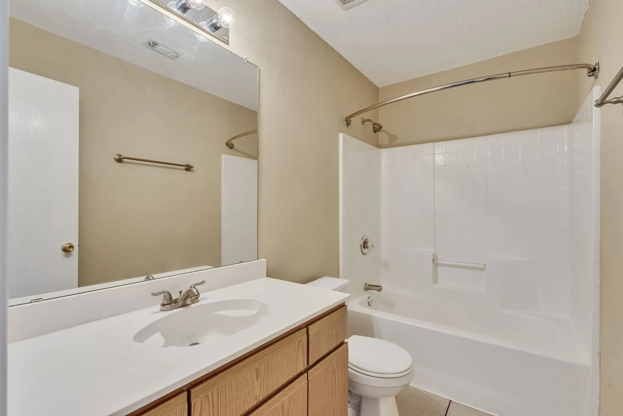Single Family Residence For Rent in Denton County , 2920 Newport Avenue, Denton, Texas 76209, 3 Bedroom, 2 Bathroom, 2 Garage spaces, 1,375 Sqft, built in 2000, mls#21407771, Real Estate Agent in Denton, Homes For Rent in Denton county, Homes For Rent in Denton, Realtor in Denton Texas, Real Estate Brokerage Independent Realty Texas, Luminita Cordes Realtor
