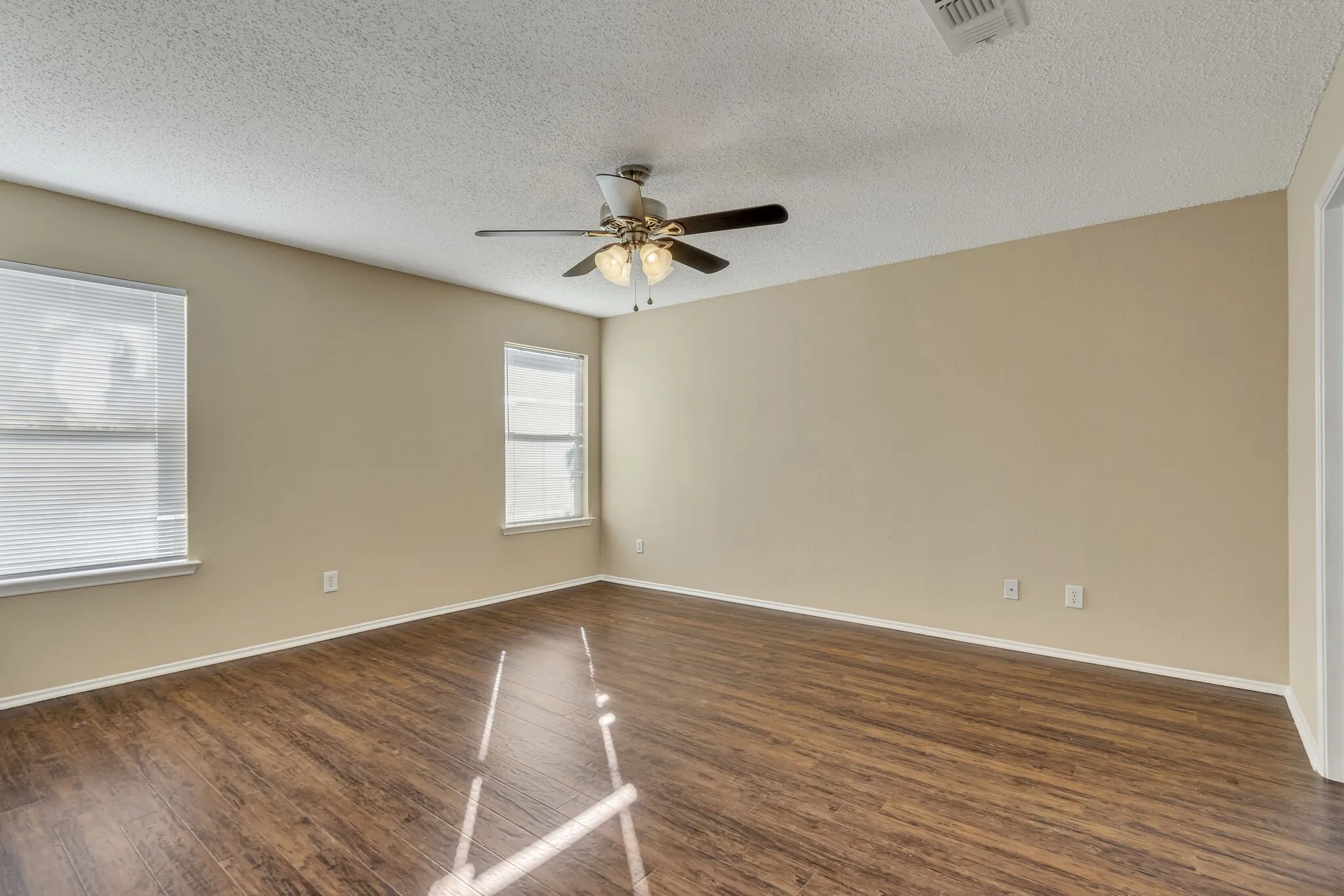 Single Family Residence For Rent in Denton County , 2920 Newport Avenue, Denton, Texas 76209, 3 Bedroom, 2 Bathroom, 2 Garage spaces, 1,375 Sqft, built in 2000, mls#21407771, Real Estate Agent in Denton, Homes For Rent in Denton county, Homes For Rent in Denton, Realtor in Denton Texas, Real Estate Brokerage Independent Realty Texas, Luminita Cordes Realtor