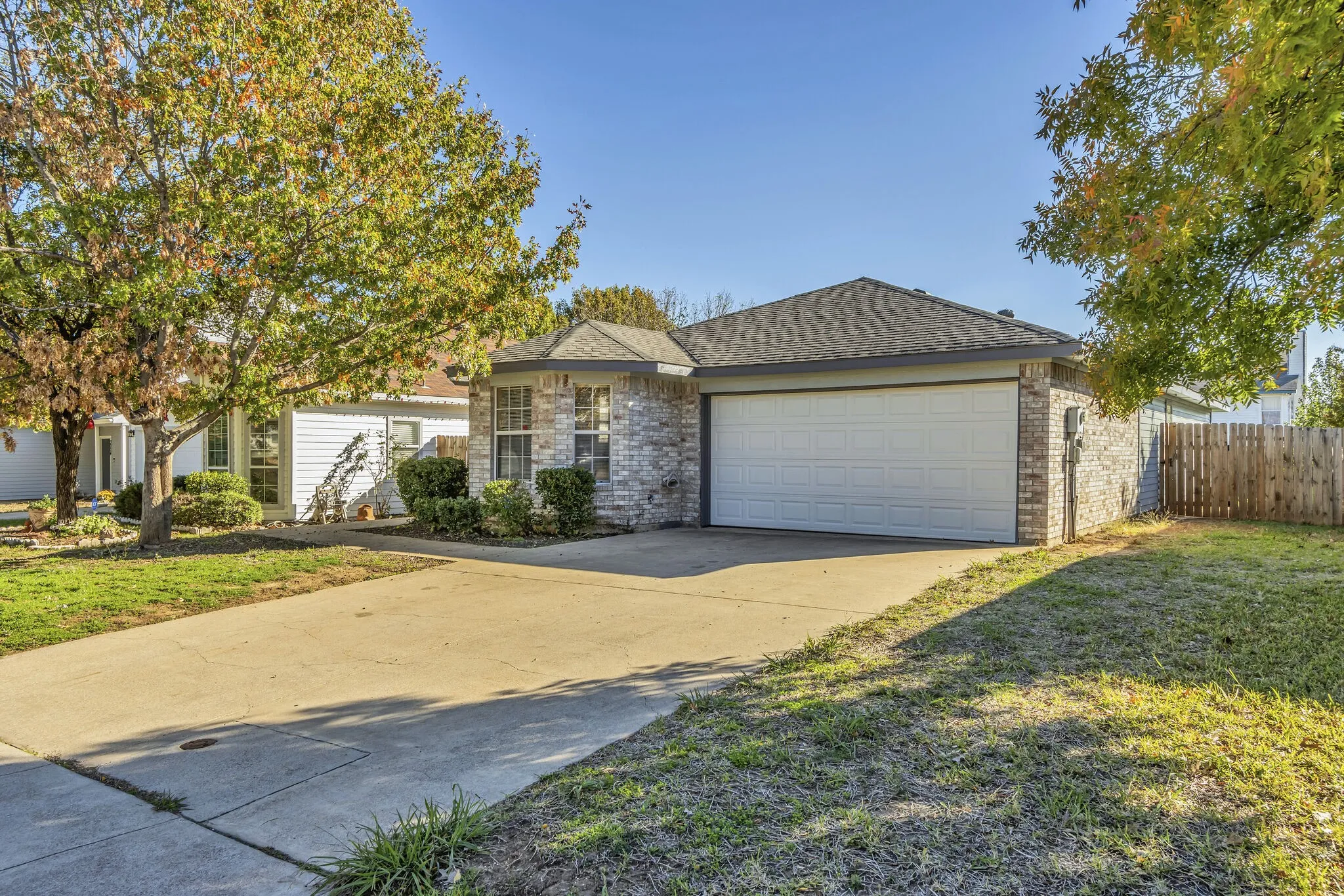 Single Family Residence For Rent in Denton County , 2920 Newport Avenue, Denton, Texas 76209, 3 Bedroom, 2 Bathroom, 2 Garage spaces, 1,375 Sqft, built in 2000, mls#21407771, Real Estate Agent in Denton, Homes For Rent in Denton county, Homes For Rent in Denton, Realtor in Denton Texas, Real Estate Brokerage Independent Realty Texas, Luminita Cordes Realtor