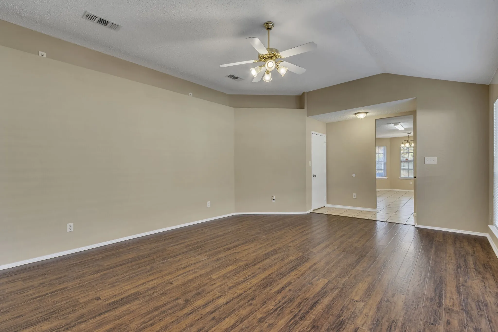 Single Family Residence For Rent in Denton County , 2920 Newport Avenue, Denton, Texas 76209, 3 Bedroom, 2 Bathroom, 2 Garage spaces, 1,375 Sqft, built in 2000, mls#21407771, Real Estate Agent in Denton, Homes For Rent in Denton county, Homes For Rent in Denton, Realtor in Denton Texas, Real Estate Brokerage Independent Realty Texas, Luminita Cordes Realtor