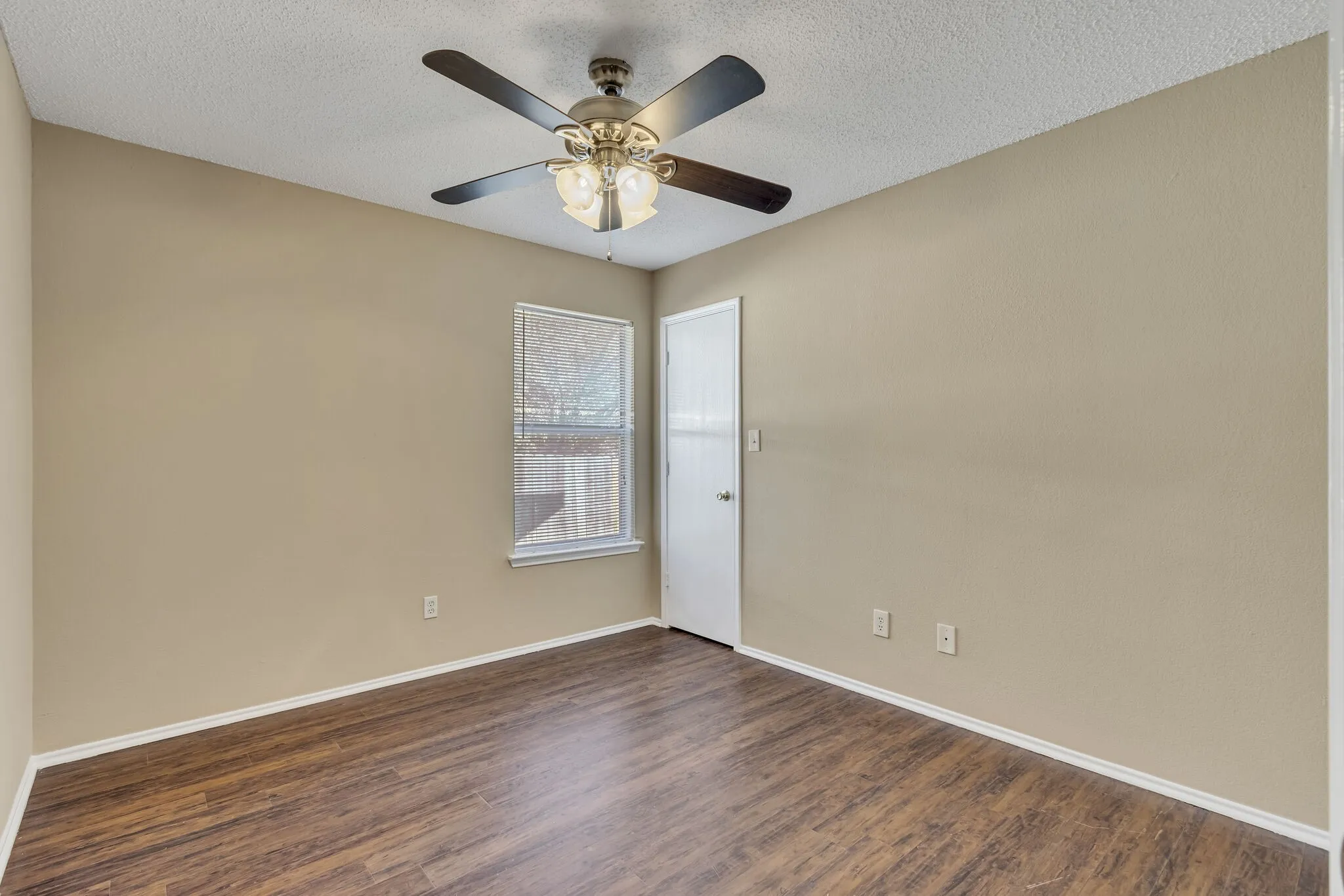 Single Family Residence For Rent in Denton County , 2920 Newport Avenue, Denton, Texas 76209, 3 Bedroom, 2 Bathroom, 2 Garage spaces, 1,375 Sqft, built in 2000, mls#21407771, Real Estate Agent in Denton, Homes For Rent in Denton county, Homes For Rent in Denton, Realtor in Denton Texas, Real Estate Brokerage Independent Realty Texas, Luminita Cordes Realtor