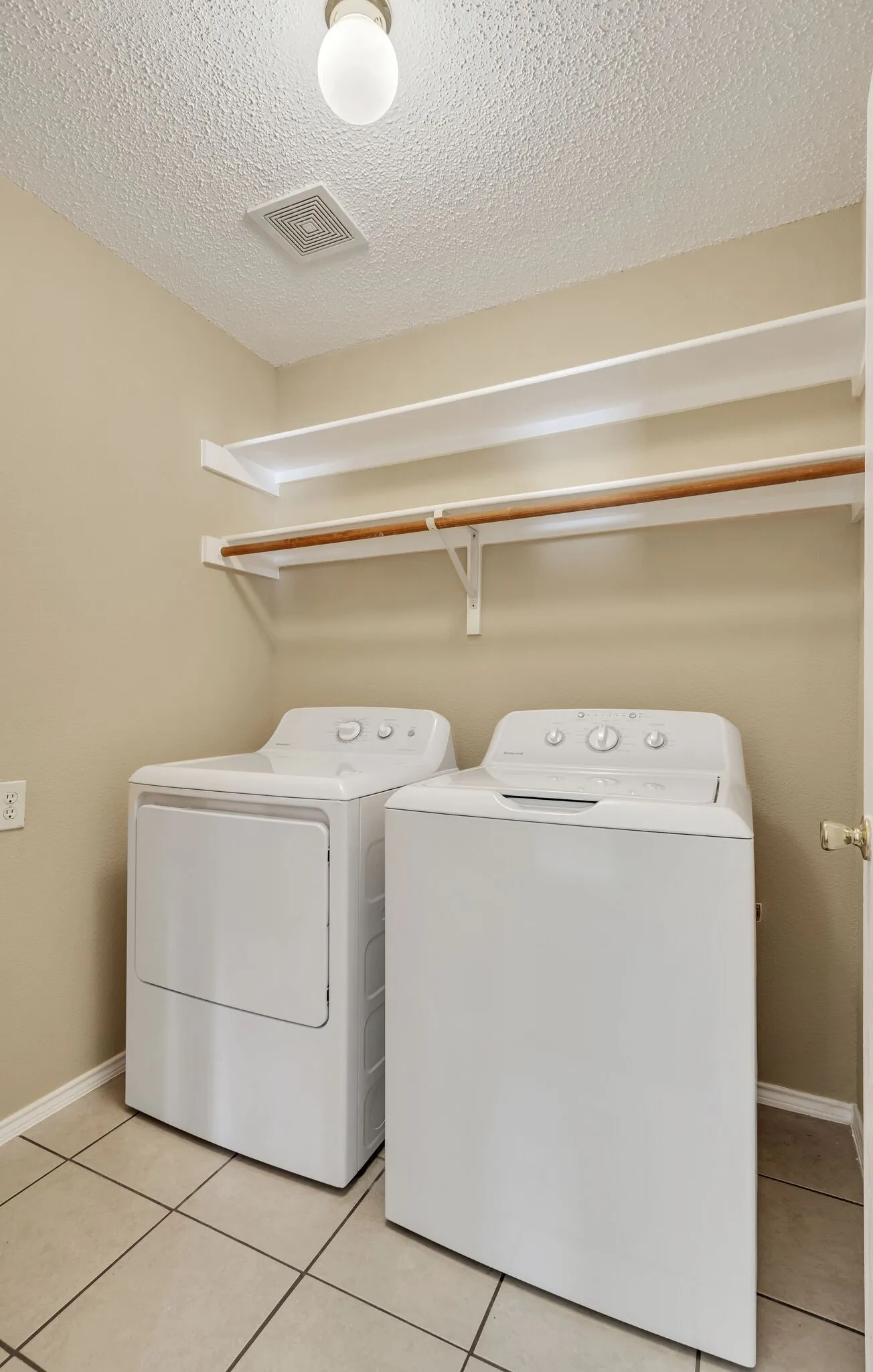 Single Family Residence For Rent in Denton County , 2920 Newport Avenue, Denton, Texas 76209, 3 Bedroom, 2 Bathroom, 2 Garage spaces, 1,375 Sqft, built in 2000, mls#21407771, Real Estate Agent in Denton, Homes For Rent in Denton county, Homes For Rent in Denton, Realtor in Denton Texas, Real Estate Brokerage Independent Realty Texas, Luminita Cordes Realtor