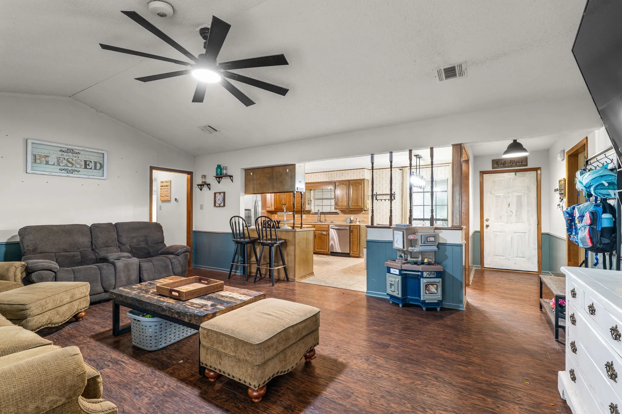 Single Family Residence For Sale in Mc Lennan County , 267 Ish Street, China Spring, Texas 76633, 4 Bedroom, 3 Bathroom, 2 Garage spaces, 2,224 Sqft, built in 1987, mls#21407241, Real Estate Agent in China Spring, Homes For Sale in Mc Lennan county, Homes For Sale in China Spring, Realtor in China Spring Texas, Real Estate Brokerage Independent Realty Texas, Luminita Cordes Realtor