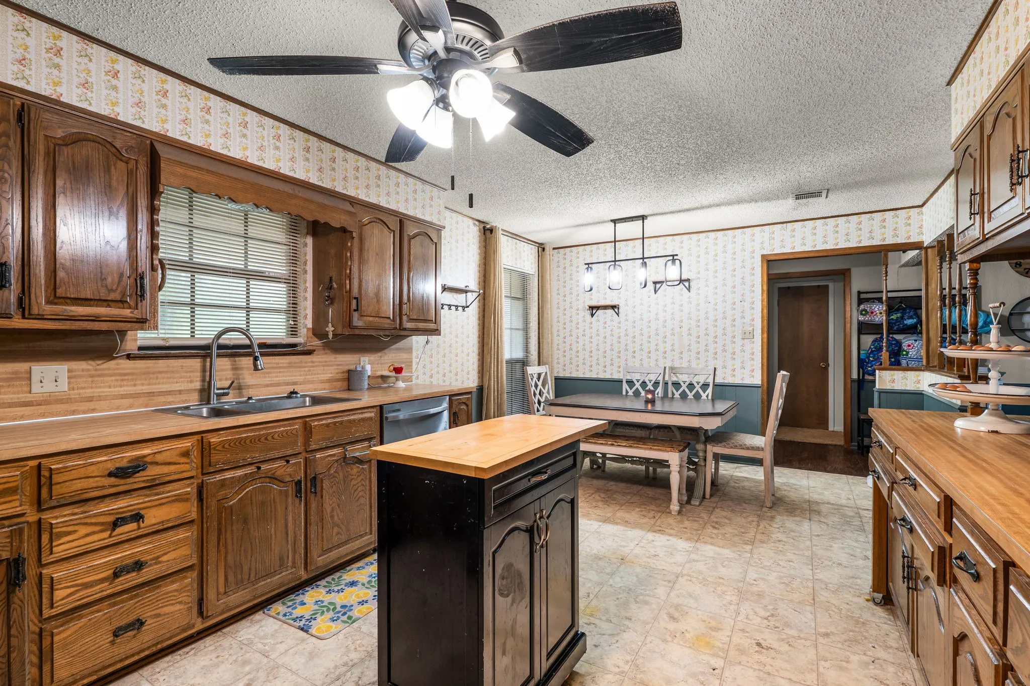Single Family Residence For Sale in Mc Lennan County , 267 Ish Street, China Spring, Texas 76633, 4 Bedroom, 3 Bathroom, 2 Garage spaces, 2,224 Sqft, built in 1987, mls#21407241, Real Estate Agent in China Spring, Homes For Sale in Mc Lennan county, Homes For Sale in China Spring, Realtor in China Spring Texas, Real Estate Brokerage Independent Realty Texas, Luminita Cordes Realtor