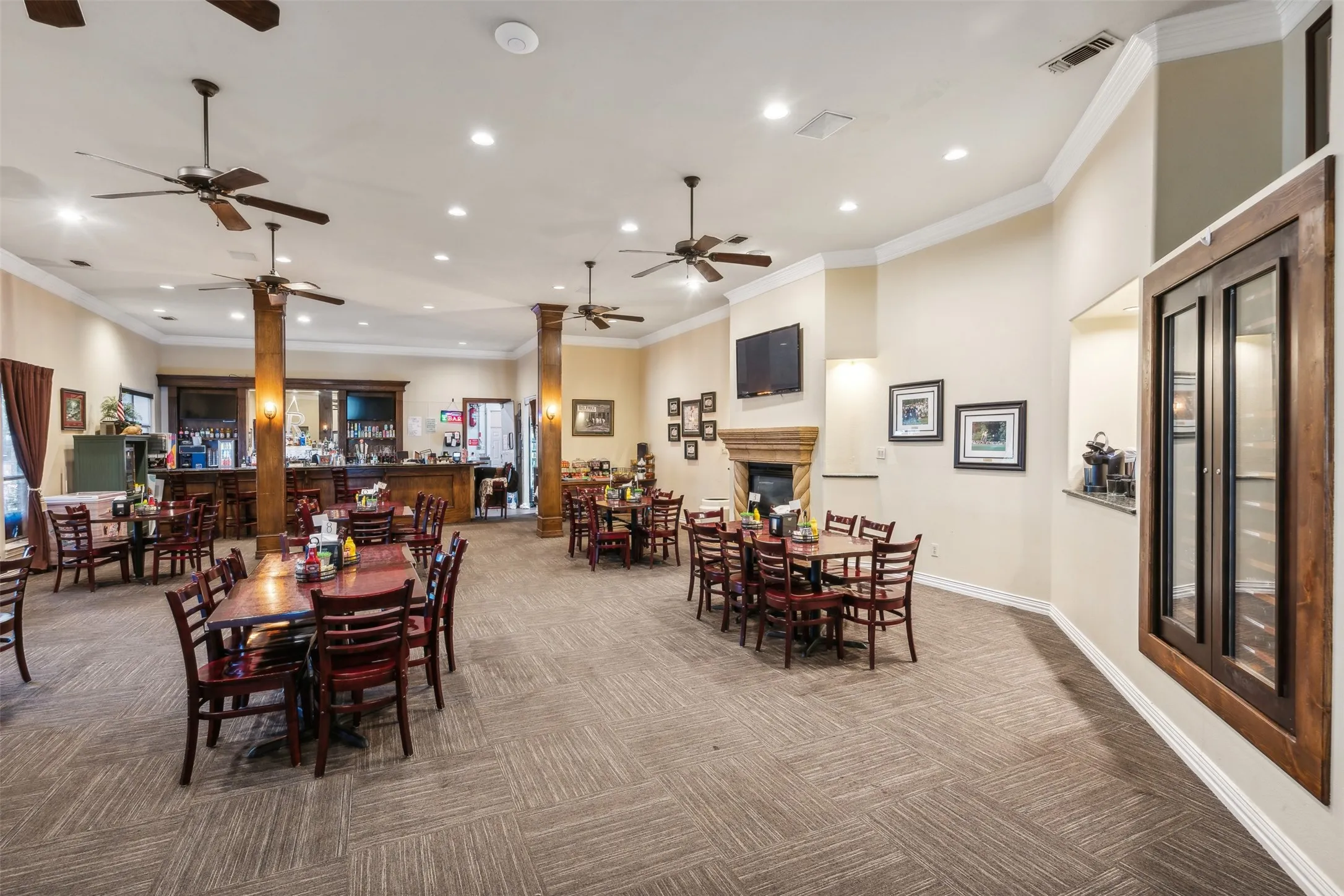 Clubhouse bar and restaurant