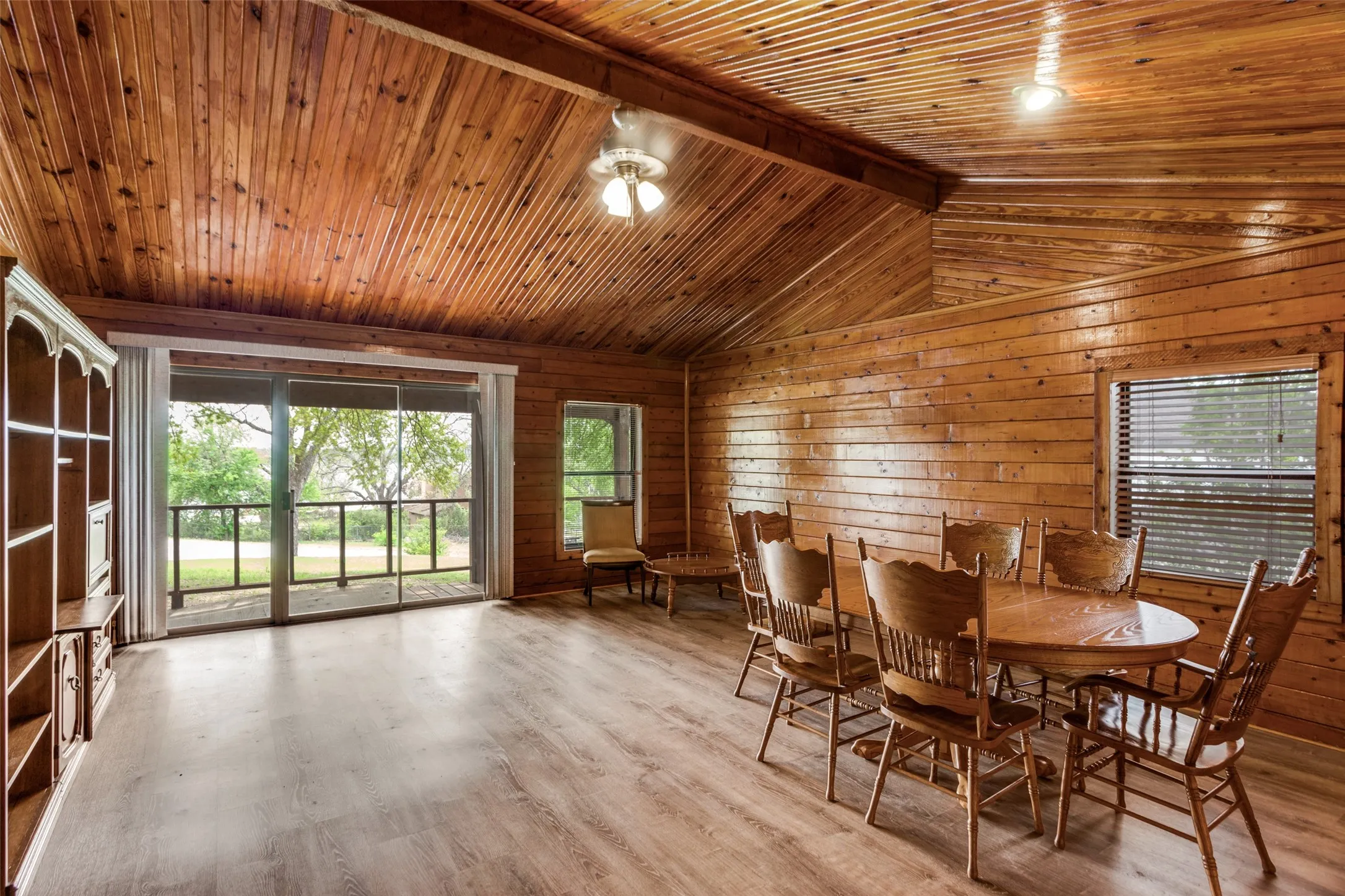 Single Family Residence For Sale in Hood County , 1114 Spur Trail, Granbury, Texas 76049, 4 Bedroom, 3 Bathroom, Garage spaces, 1,892 Sqft, built in 1987, mls#21407794, Real Estate Agent in Granbury, Homes For Sale in Hood county, Homes For Sale in Granbury, Realtor in Granbury Texas, Real Estate Brokerage Independent Realty Texas, Luminita Cordes Realtor