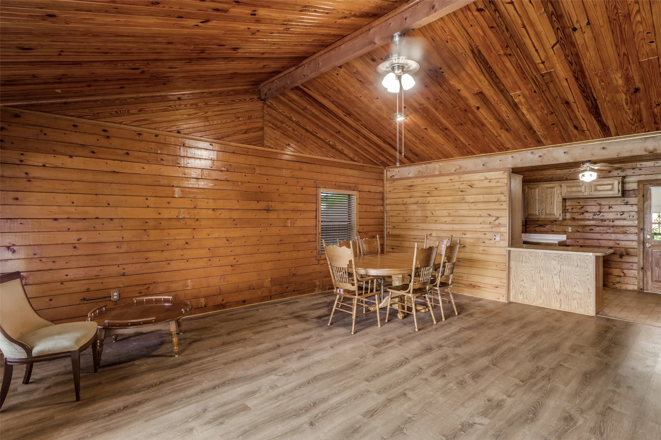 Single Family Residence For Sale in Hood County , 1114 Spur Trail, Granbury, Texas 76049, 4 Bedroom, 3 Bathroom, Garage spaces, 1,892 Sqft, built in 1987, mls#21407794, Real Estate Agent in Granbury, Homes For Sale in Hood county, Homes For Sale in Granbury, Realtor in Granbury Texas, Real Estate Brokerage Independent Realty Texas, Luminita Cordes Realtor