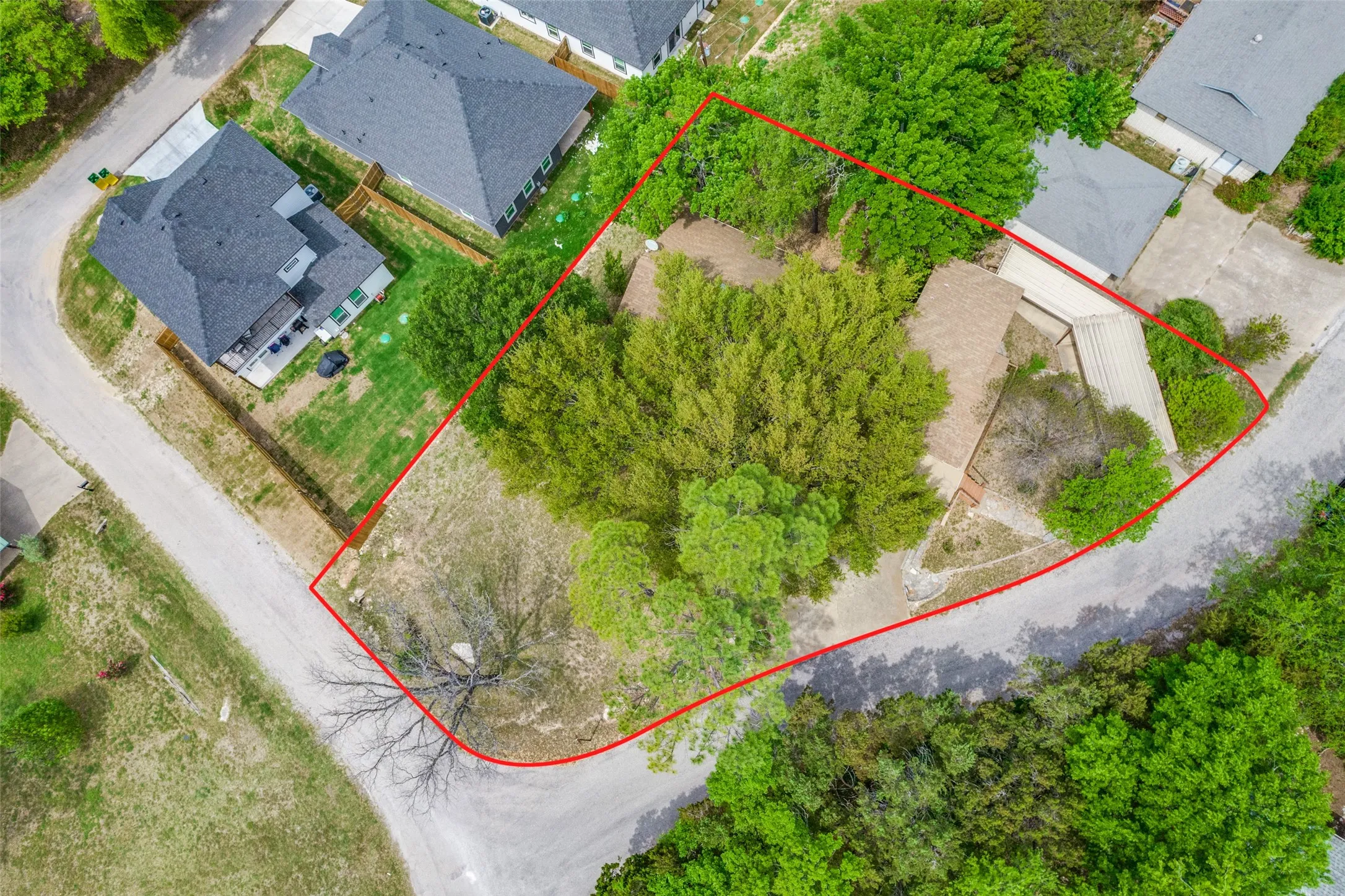 Single Family Residence For Sale in Hood County , 1114 Spur Trail, Granbury, Texas 76049, 4 Bedroom, 3 Bathroom, Garage spaces, 1,892 Sqft, built in 1987, mls#21407794, Real Estate Agent in Granbury, Homes For Sale in Hood county, Homes For Sale in Granbury, Realtor in Granbury Texas, Real Estate Brokerage Independent Realty Texas, Luminita Cordes Realtor