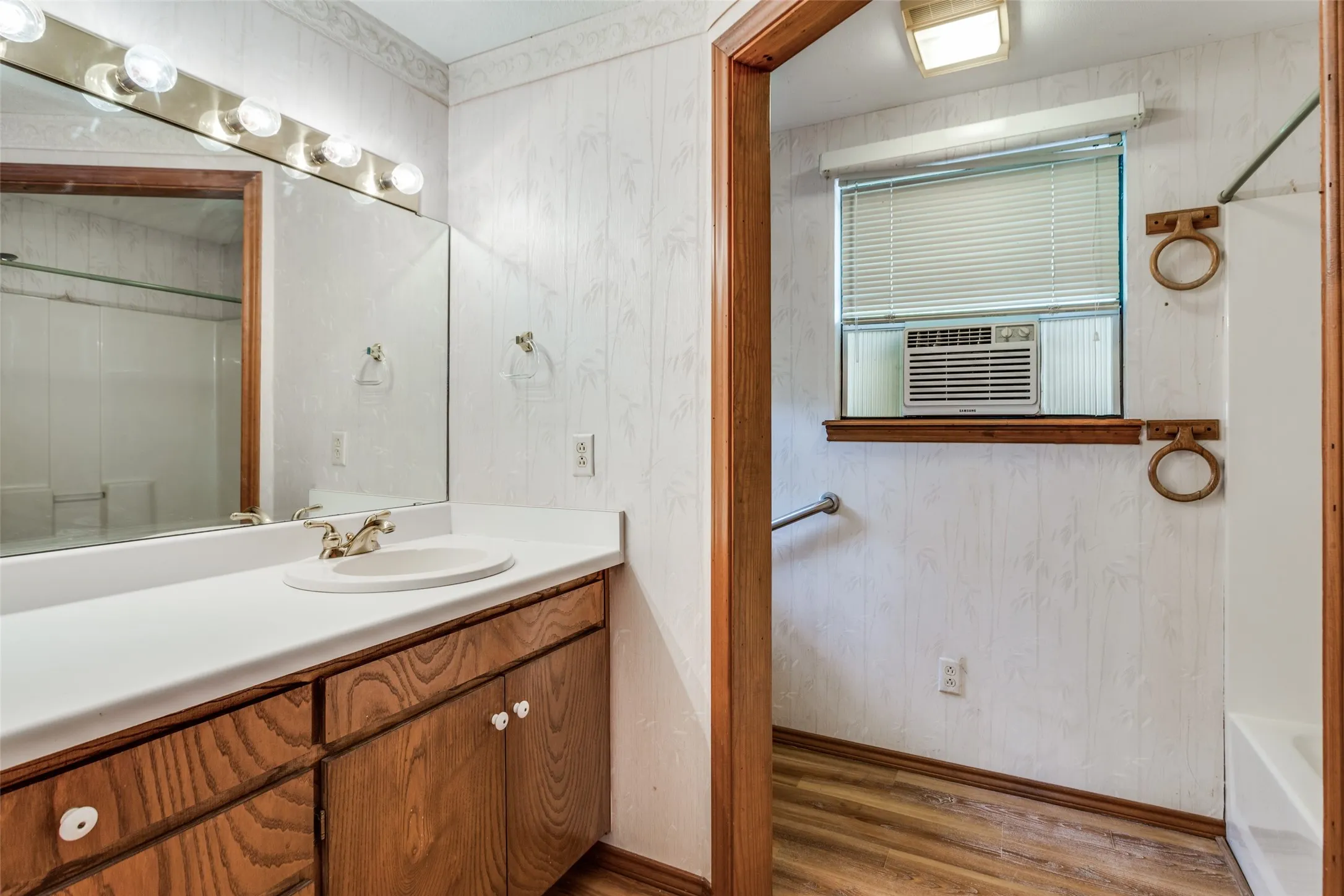 Single Family Residence For Sale in Hood County , 1114 Spur Trail, Granbury, Texas 76049, 4 Bedroom, 3 Bathroom, Garage spaces, 1,892 Sqft, built in 1987, mls#21407794, Real Estate Agent in Granbury, Homes For Sale in Hood county, Homes For Sale in Granbury, Realtor in Granbury Texas, Real Estate Brokerage Independent Realty Texas, Luminita Cordes Realtor