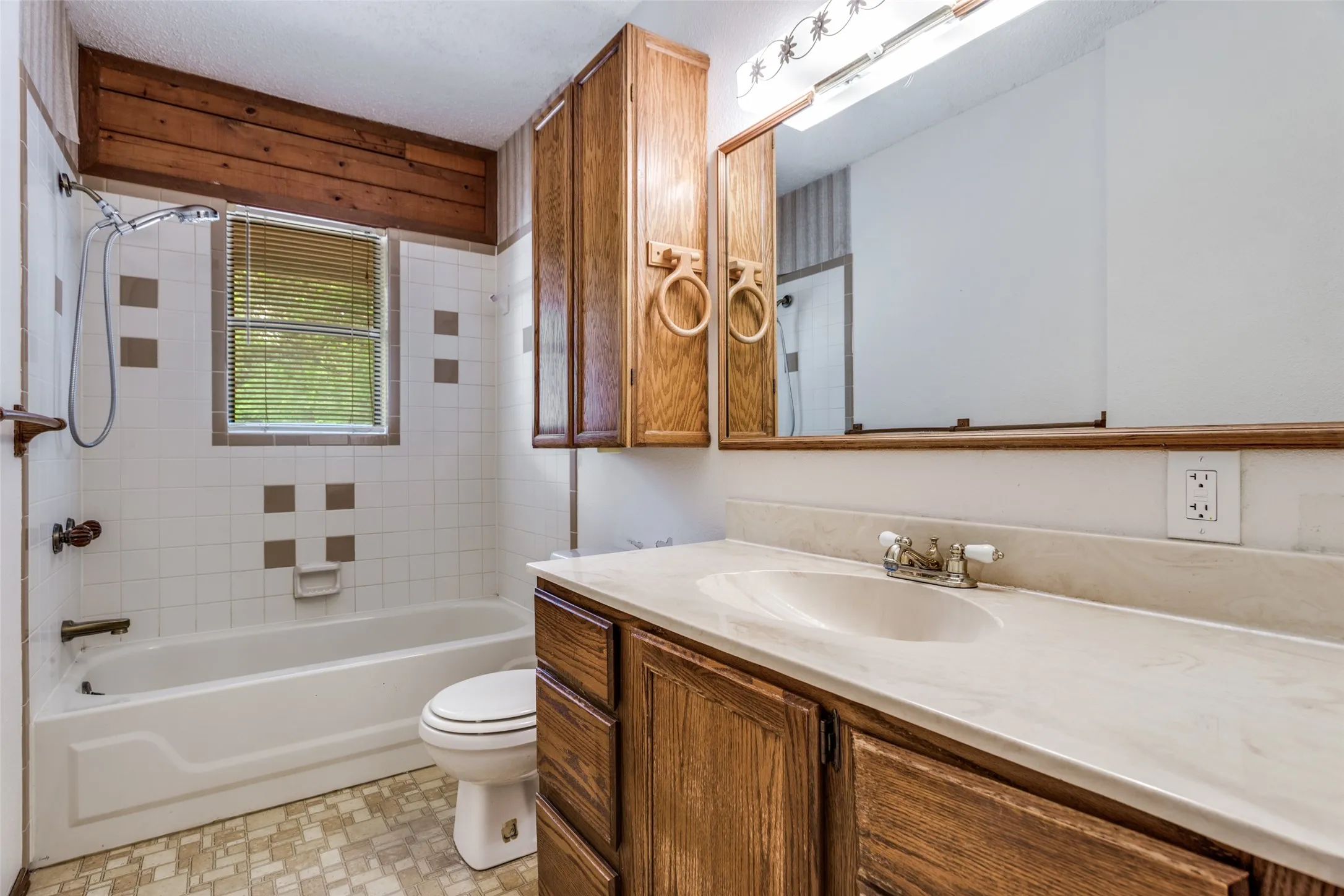 Single Family Residence For Sale in Hood County , 1114 Spur Trail, Granbury, Texas 76049, 4 Bedroom, 3 Bathroom, Garage spaces, 1,892 Sqft, built in 1987, mls#21407794, Real Estate Agent in Granbury, Homes For Sale in Hood county, Homes For Sale in Granbury, Realtor in Granbury Texas, Real Estate Brokerage Independent Realty Texas, Luminita Cordes Realtor