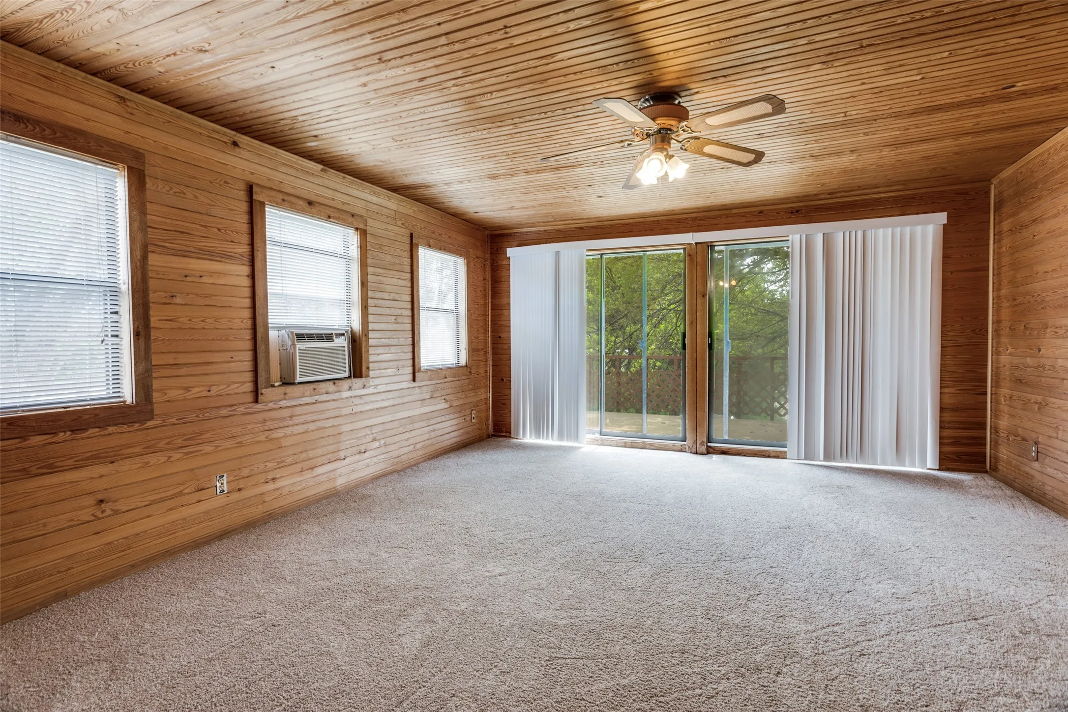 Single Family Residence For Sale in Hood County , 1114 Spur Trail, Granbury, Texas 76049, 4 Bedroom, 3 Bathroom, Garage spaces, 1,892 Sqft, built in 1987, mls#21407794, Real Estate Agent in Granbury, Homes For Sale in Hood county, Homes For Sale in Granbury, Realtor in Granbury Texas, Real Estate Brokerage Independent Realty Texas, Luminita Cordes Realtor