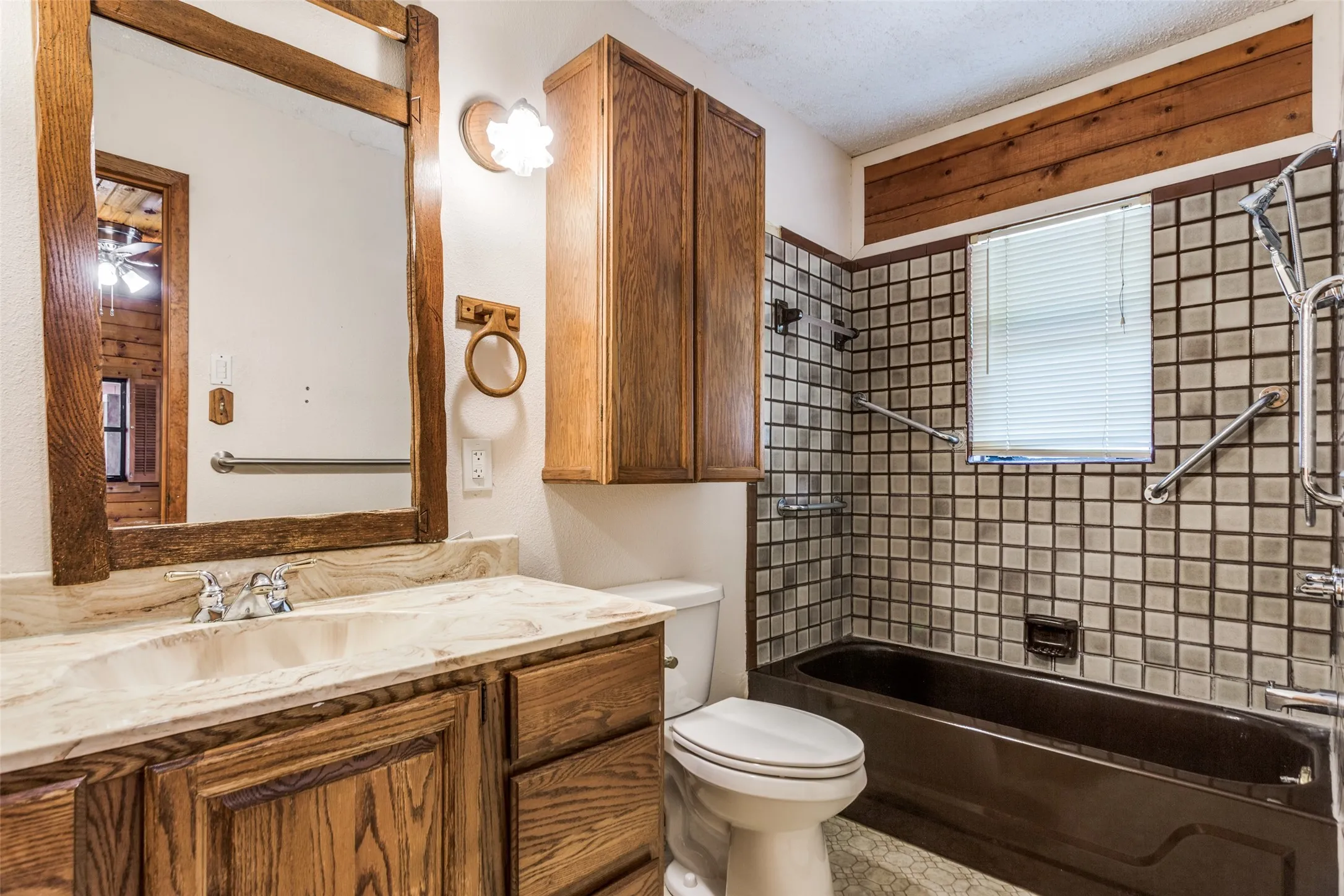 Single Family Residence For Sale in Hood County , 1114 Spur Trail, Granbury, Texas 76049, 4 Bedroom, 3 Bathroom, Garage spaces, 1,892 Sqft, built in 1987, mls#21407794, Real Estate Agent in Granbury, Homes For Sale in Hood county, Homes For Sale in Granbury, Realtor in Granbury Texas, Real Estate Brokerage Independent Realty Texas, Luminita Cordes Realtor