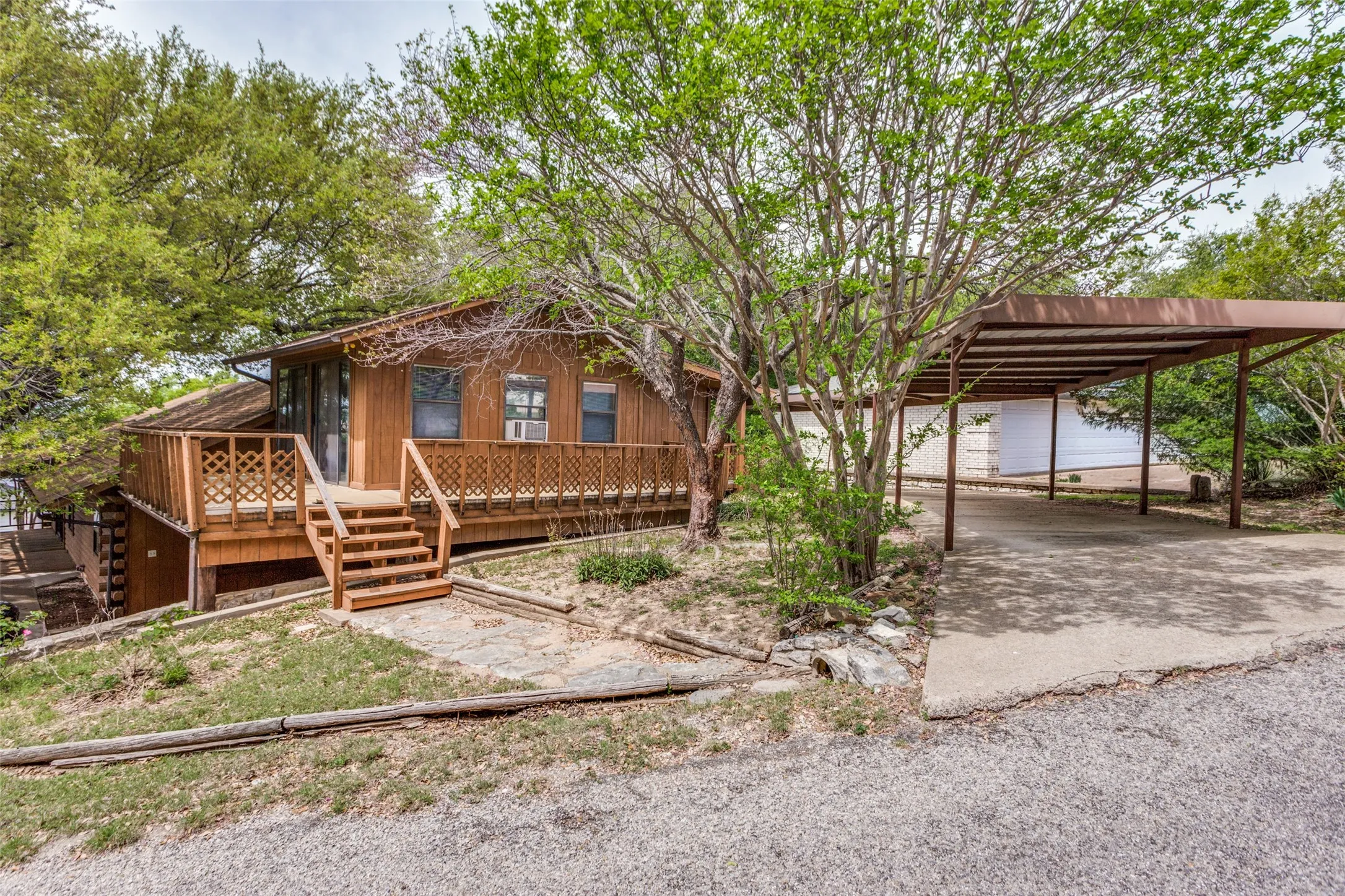 Single Family Residence For Sale in Hood County , 1114 Spur Trail, Granbury, Texas 76049, 4 Bedroom, 3 Bathroom, Garage spaces, 1,892 Sqft, built in 1987, mls#21407794, Real Estate Agent in Granbury, Homes For Sale in Hood county, Homes For Sale in Granbury, Realtor in Granbury Texas, Real Estate Brokerage Independent Realty Texas, Luminita Cordes Realtor