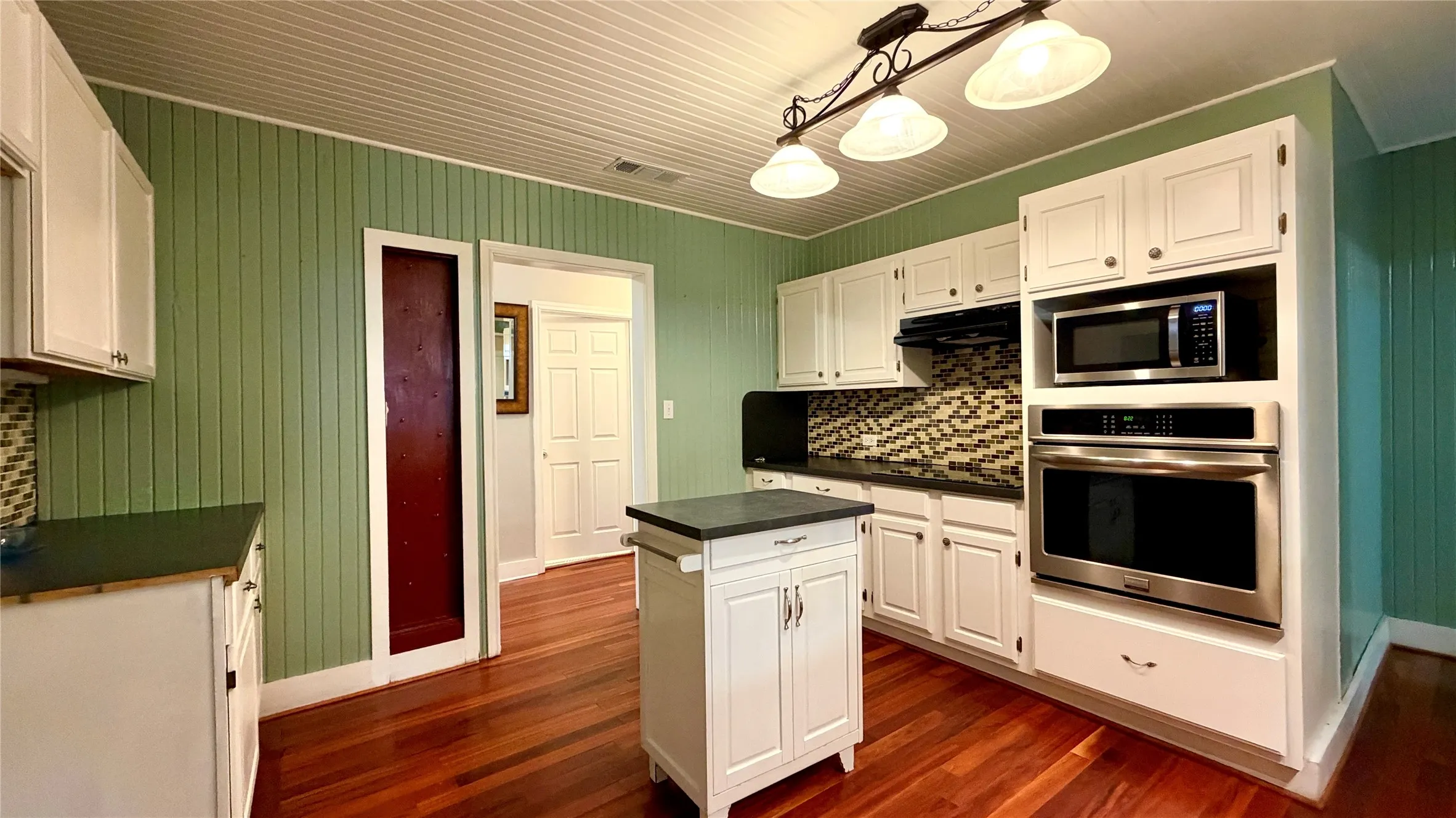 Single Family Residence For Sale in Kaufman County , 313 Elm Drive, Terrell, Texas 75160, 3 Bedroom, 2 Bathroom, 1 Garage spaces, 2,422 Sqft, built in 1940, mls#21405635, Real Estate Agent in Terrell, Homes For Sale in Kaufman county, Homes For Sale in Terrell, Realtor in Terrell Texas, Real Estate Brokerage Independent Realty Texas, Luminita Cordes Realtor
