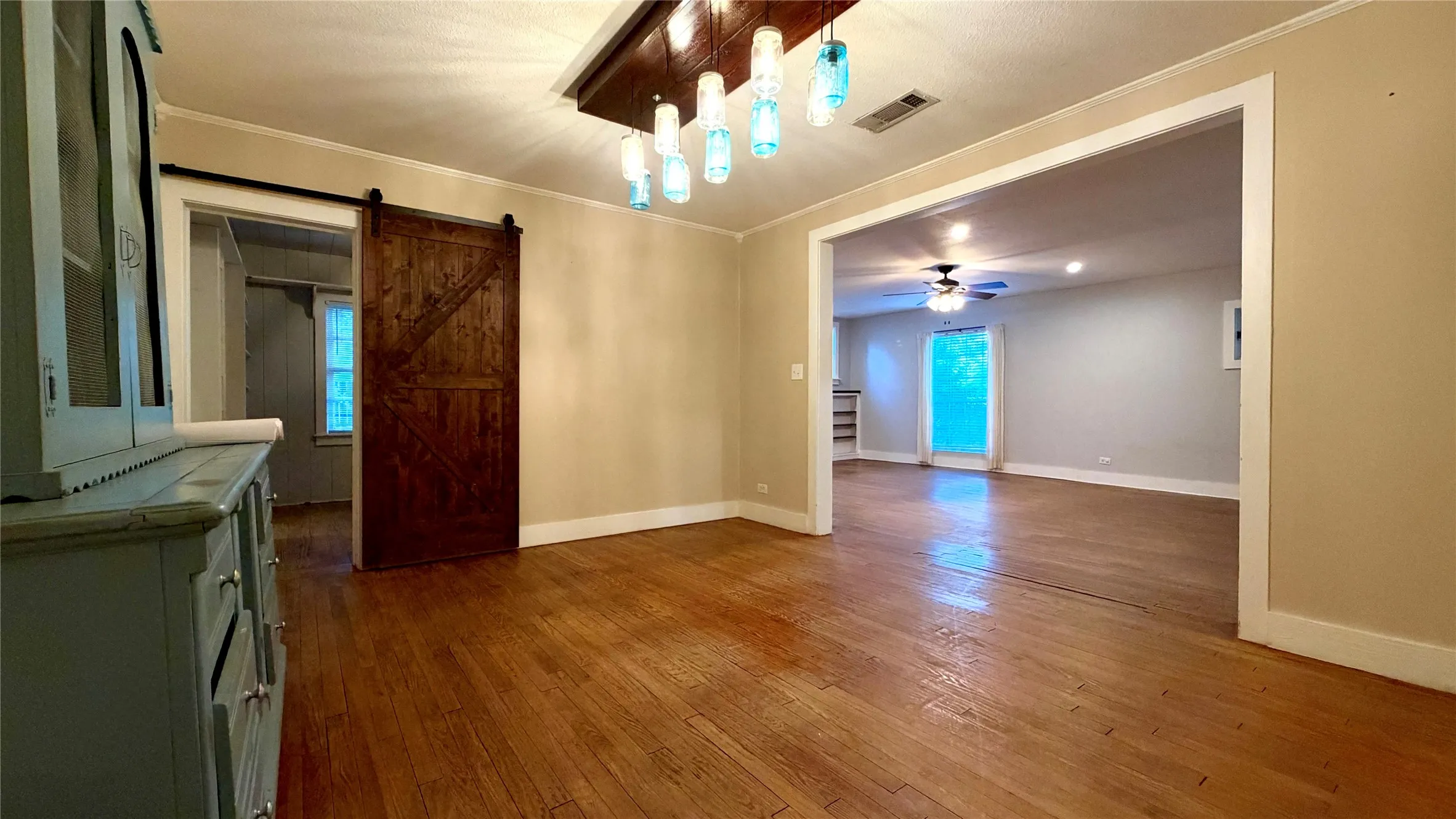 Single Family Residence For Sale in Kaufman County , 313 Elm Drive, Terrell, Texas 75160, 3 Bedroom, 2 Bathroom, 1 Garage spaces, 2,422 Sqft, built in 1940, mls#21405635, Real Estate Agent in Terrell, Homes For Sale in Kaufman county, Homes For Sale in Terrell, Realtor in Terrell Texas, Real Estate Brokerage Independent Realty Texas, Luminita Cordes Realtor