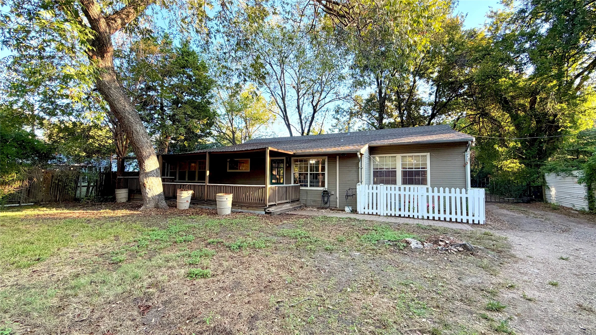 Single Family Residence For Sale in Kaufman County , 313 Elm Drive, Terrell, Texas 75160, 3 Bedroom, 2 Bathroom, 1 Garage spaces, 2,422 Sqft, built in 1940, mls#21405635, Real Estate Agent in Terrell, Homes For Sale in Kaufman county, Homes For Sale in Terrell, Realtor in Terrell Texas, Real Estate Brokerage Independent Realty Texas, Luminita Cordes Realtor