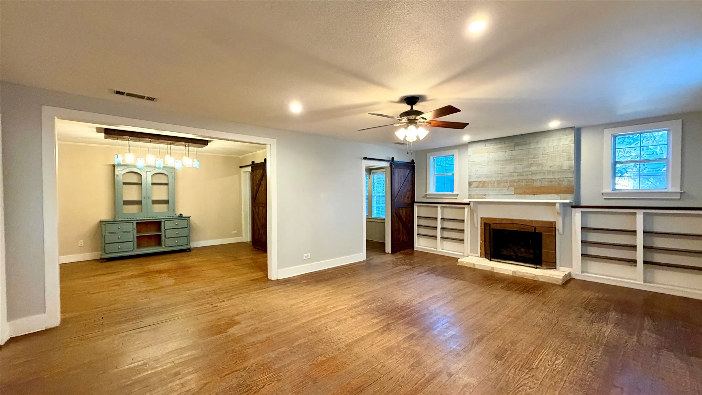 Single Family Residence For Sale in Kaufman County , 313 Elm Drive, Terrell, Texas 75160, 3 Bedroom, 2 Bathroom, 1 Garage spaces, 2,422 Sqft, built in 1940, mls#21405635, Real Estate Agent in Terrell, Homes For Sale in Kaufman county, Homes For Sale in Terrell, Realtor in Terrell Texas, Real Estate Brokerage Independent Realty Texas, Luminita Cordes Realtor