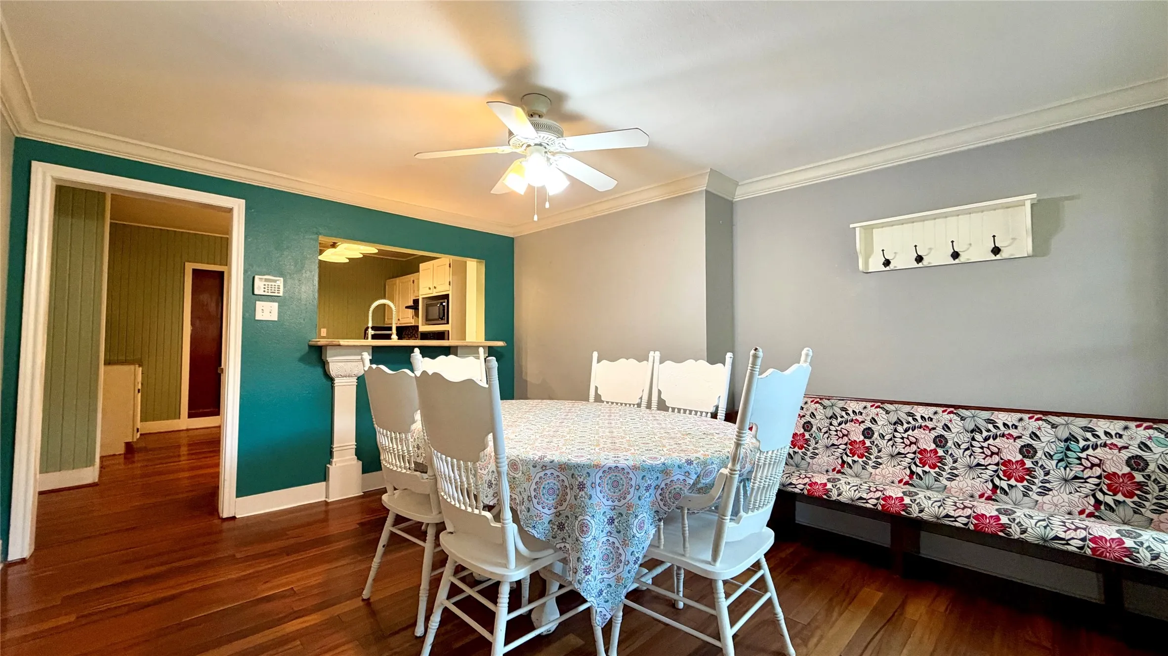 Single Family Residence For Sale in Kaufman County , 313 Elm Drive, Terrell, Texas 75160, 3 Bedroom, 2 Bathroom, 1 Garage spaces, 2,422 Sqft, built in 1940, mls#21405635, Real Estate Agent in Terrell, Homes For Sale in Kaufman county, Homes For Sale in Terrell, Realtor in Terrell Texas, Real Estate Brokerage Independent Realty Texas, Luminita Cordes Realtor