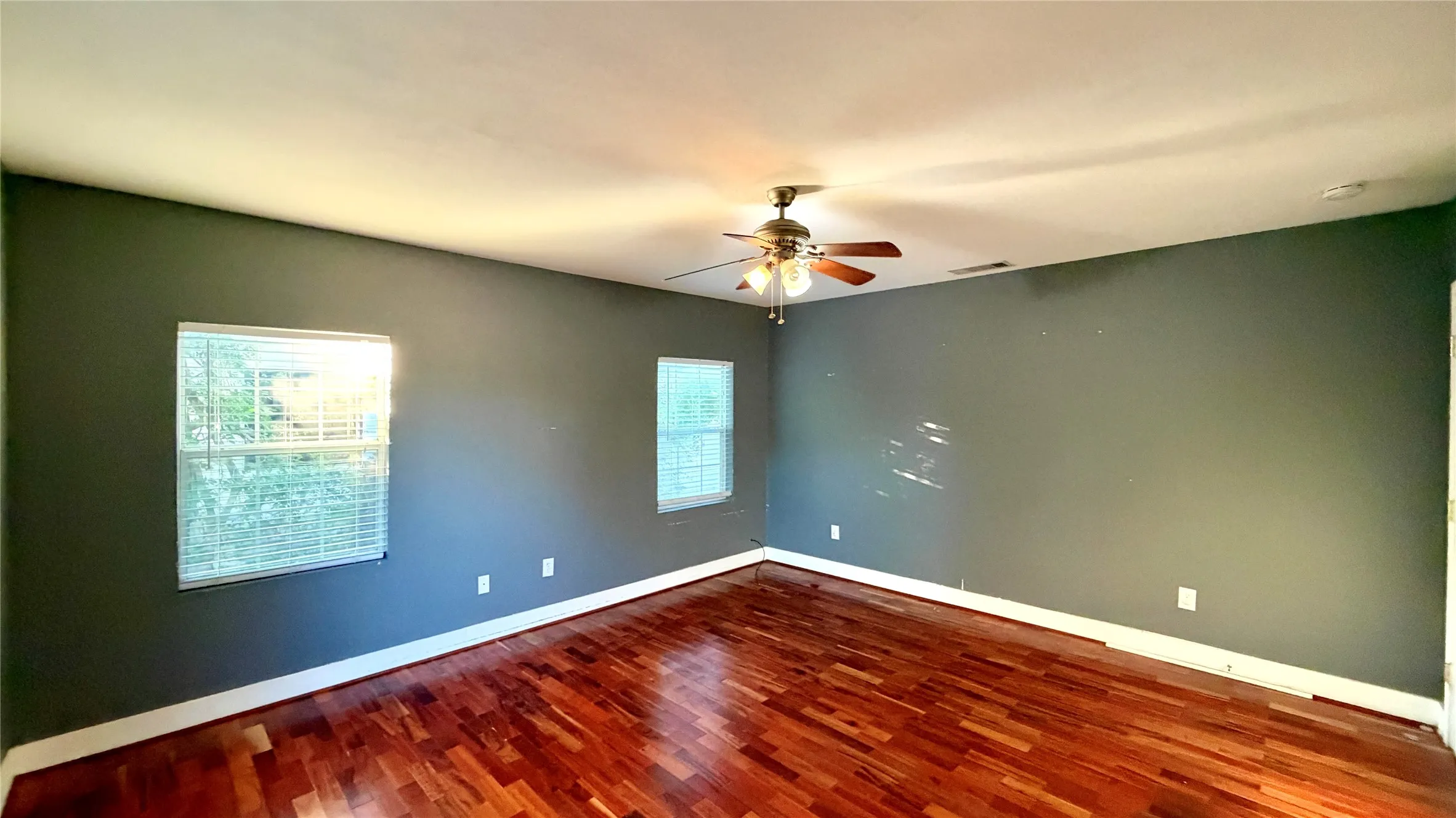 Single Family Residence For Sale in Kaufman County , 313 Elm Drive, Terrell, Texas 75160, 3 Bedroom, 2 Bathroom, 1 Garage spaces, 2,422 Sqft, built in 1940, mls#21405635, Real Estate Agent in Terrell, Homes For Sale in Kaufman county, Homes For Sale in Terrell, Realtor in Terrell Texas, Real Estate Brokerage Independent Realty Texas, Luminita Cordes Realtor